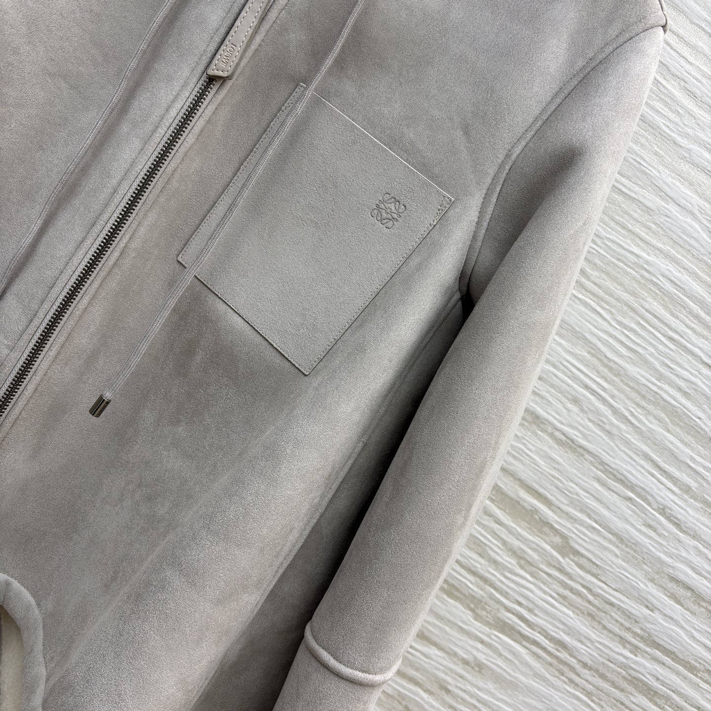 LW 25秋冬 浅灰色加厚外套 秋冬温暖与时尚的双赢选择 连帽设计添随性 拉链与抽绳细节显精致 假毛内里