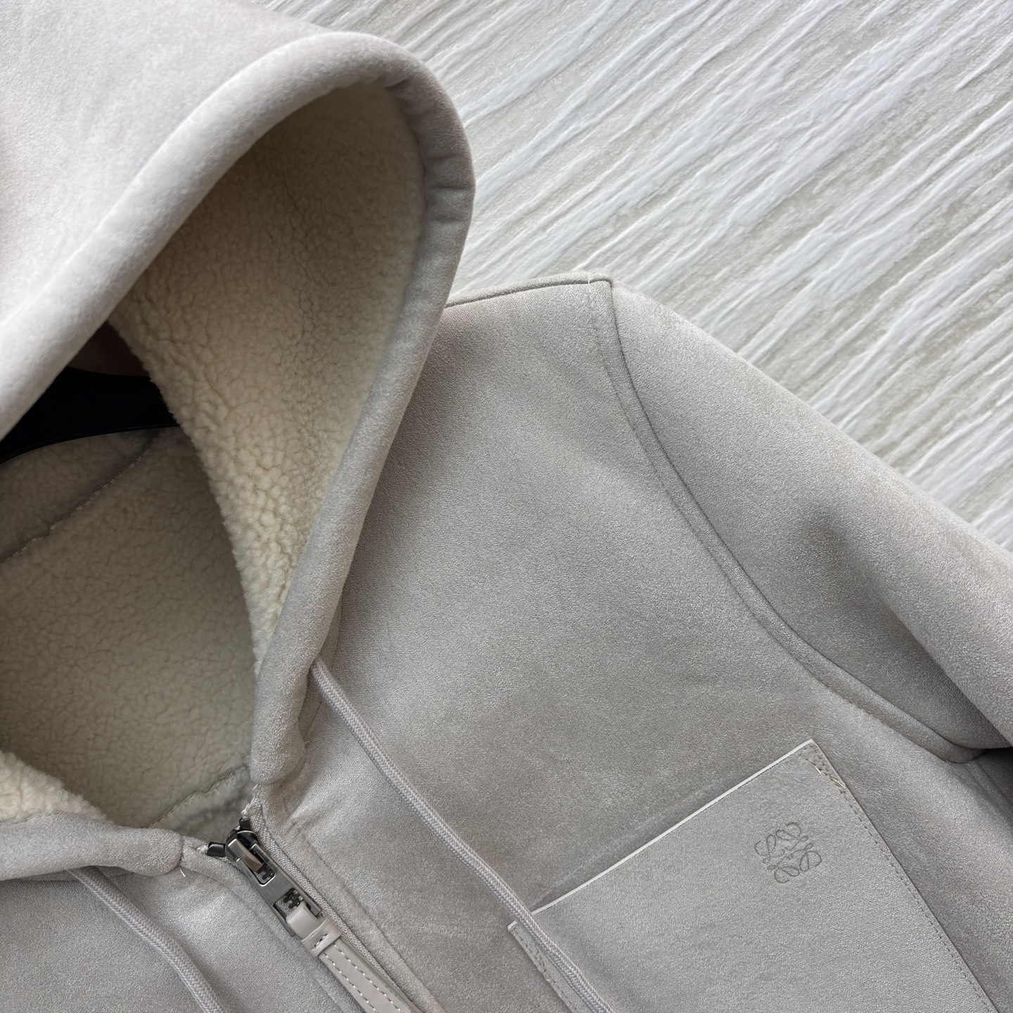 LW 25秋冬 浅灰色加厚外套 秋冬温暖与时尚的双赢选择 连帽设计添随性 拉链与抽绳细节显精致 假毛内里