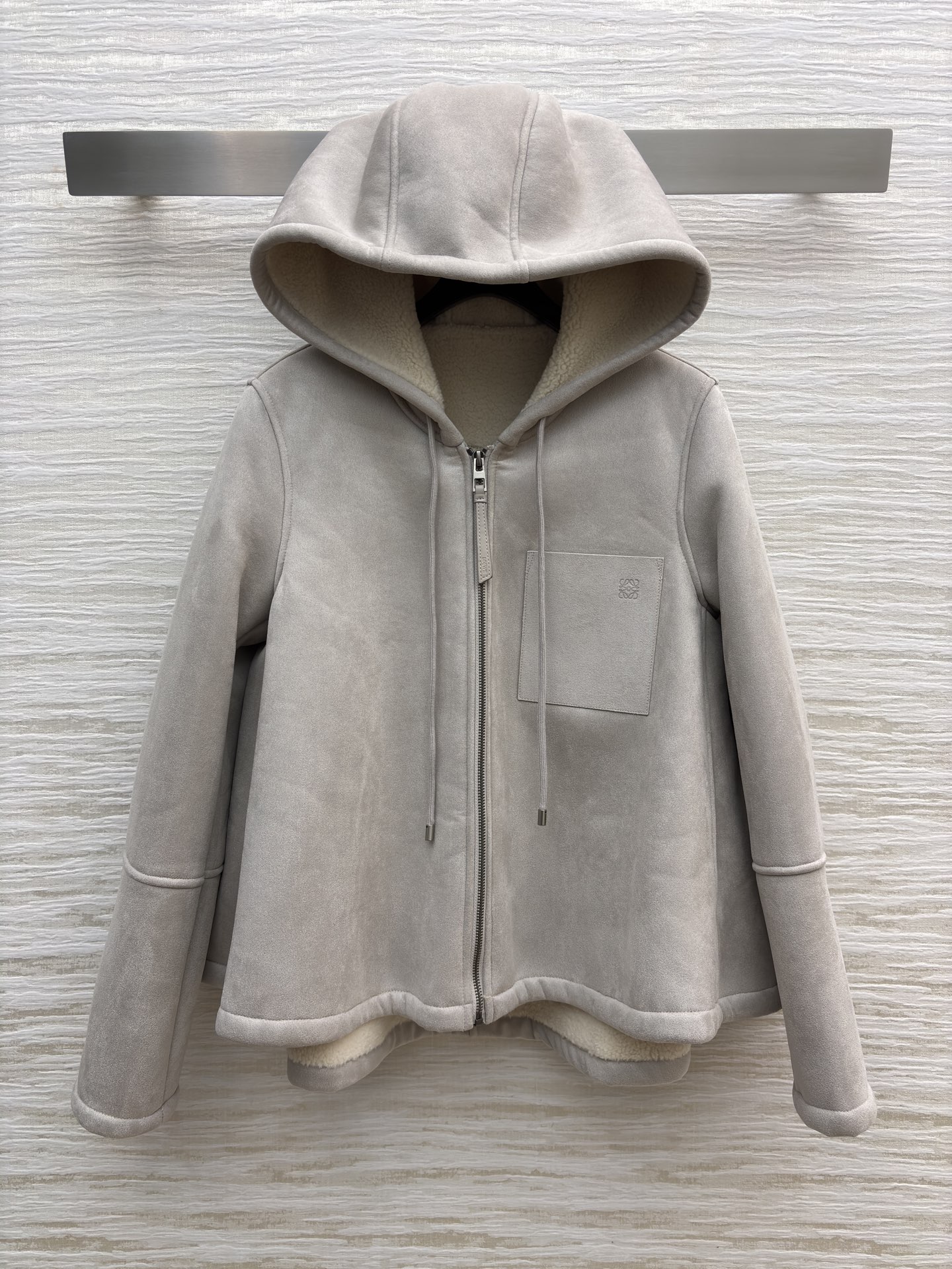 LW 25秋冬 浅灰色加厚外套 秋冬温暖与时尚的双赢选择 连帽设计添随性 拉链与抽绳细节显精致 假毛内里