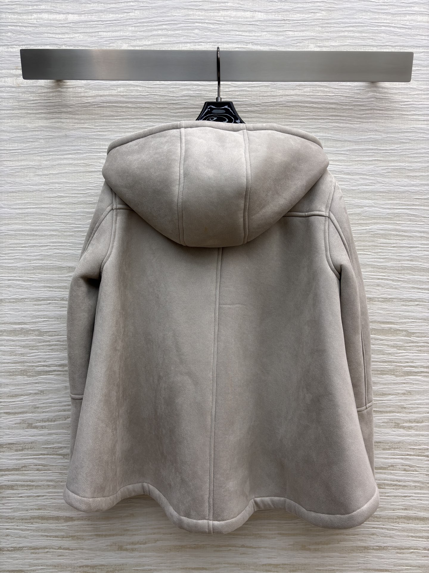 LW 25秋冬 浅灰色加厚外套 秋冬温暖与时尚的双赢选择 连帽设计添随性 拉链与抽绳细节显精致 假毛内里