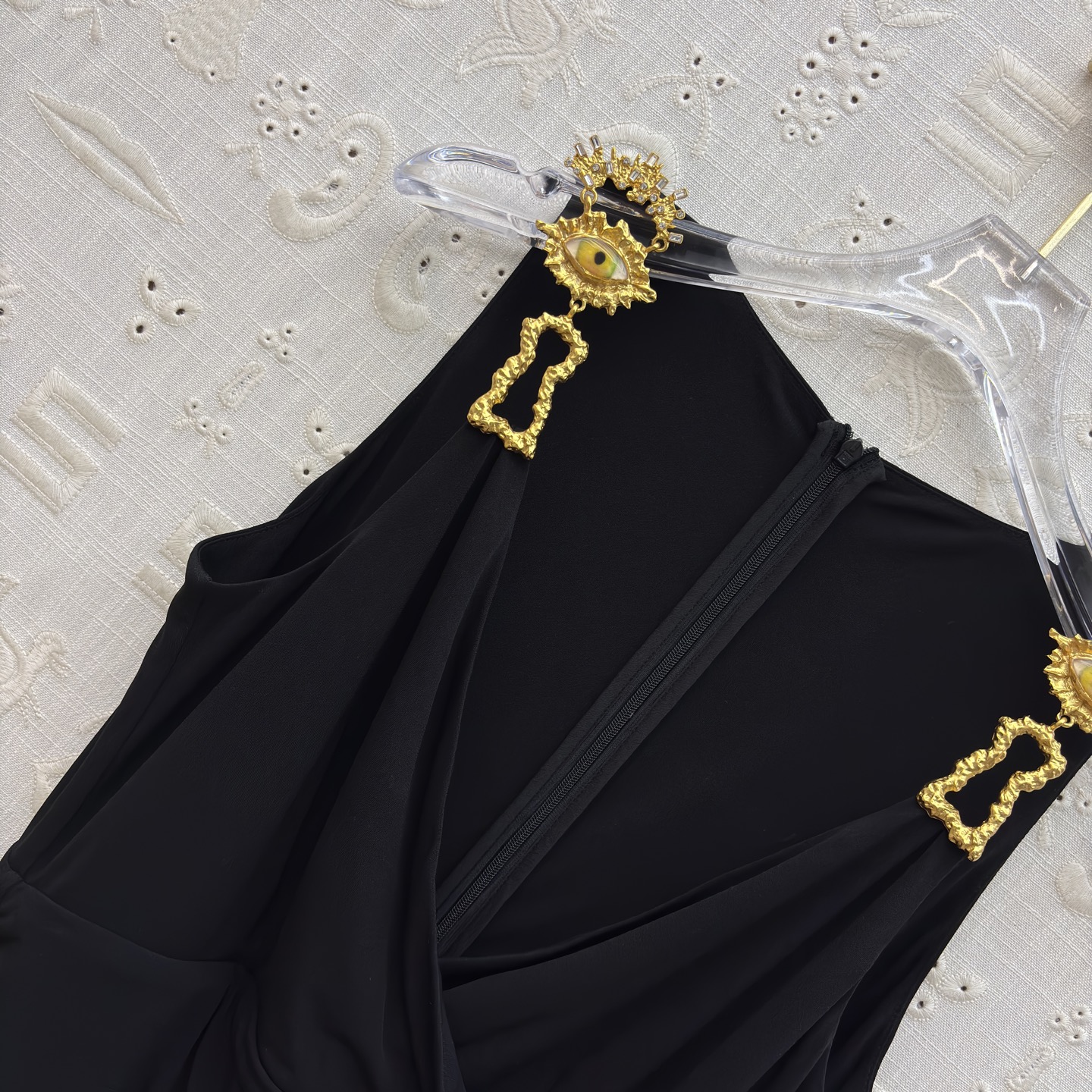 Sch恶魔之眼背心连衣裙 黑色礼服的浪漫与奢美在此交融 褶皱如流水勾勒身姿 金色肩饰似指甲星光点亮气场 
