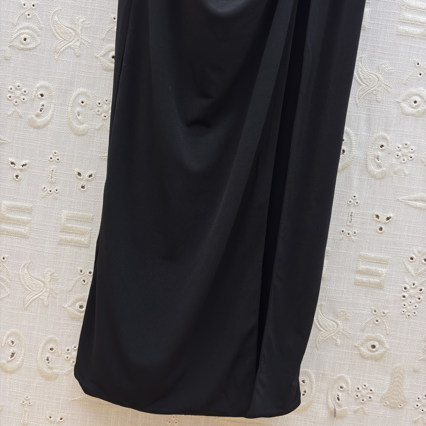 Sch恶魔之眼背心连衣裙 黑色礼服的浪漫与奢美在此交融 褶皱如流水勾勒身姿 金色肩饰似指甲星光点亮气场 