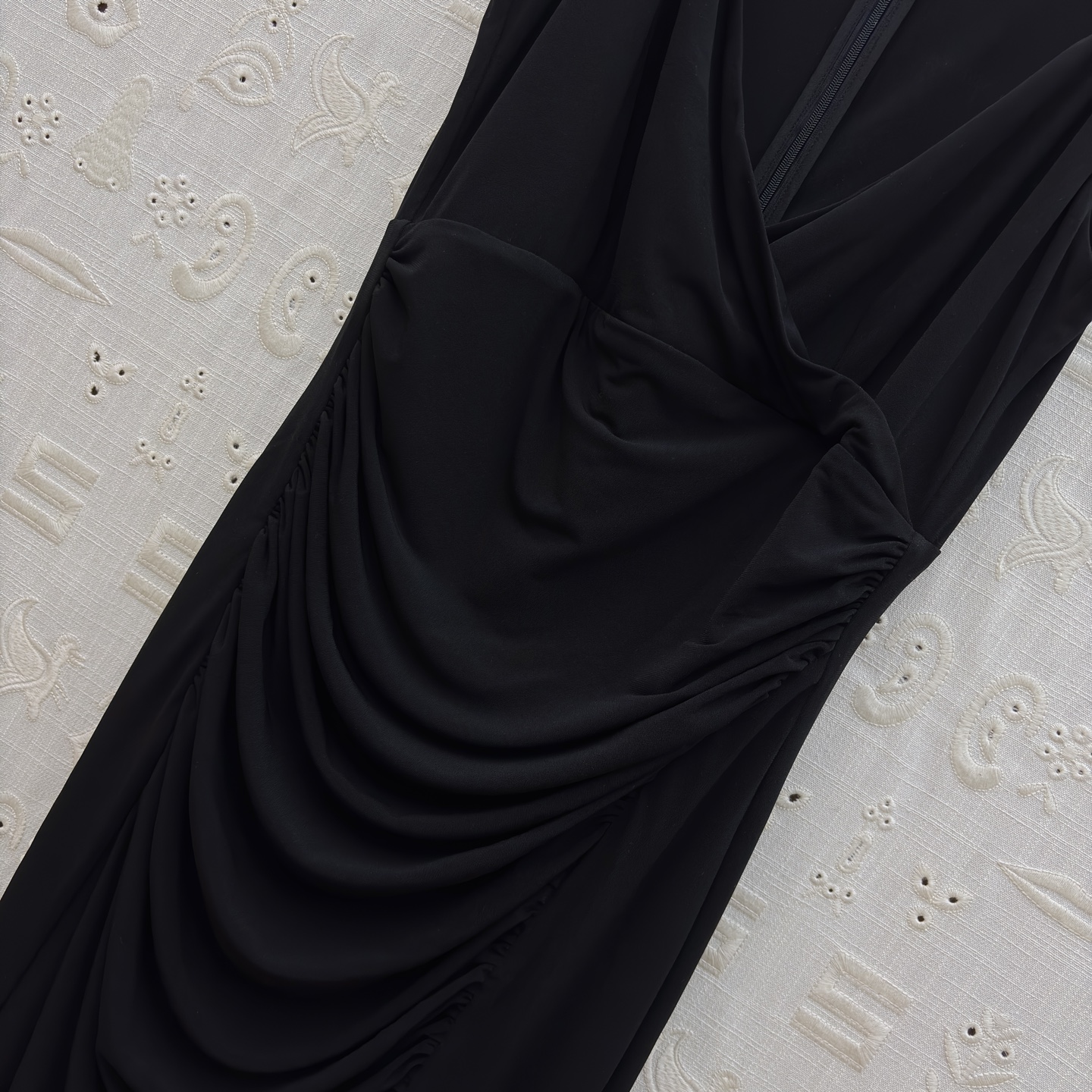 Sch恶魔之眼背心连衣裙 黑色礼服的浪漫与奢美在此交融 褶皱如流水勾勒身姿 金色肩饰似指甲星光点亮气场 