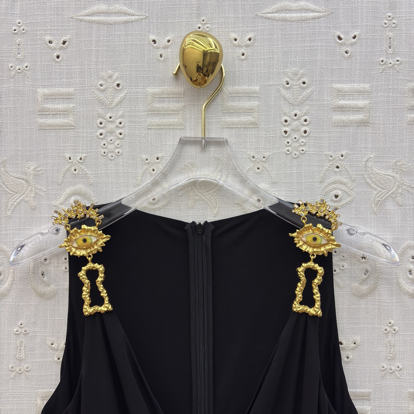 Sch恶魔之眼背心连衣裙 黑色礼服的浪漫与奢美在此交融 褶皱如流水勾勒身姿 金色肩饰似指甲星光点亮气场 