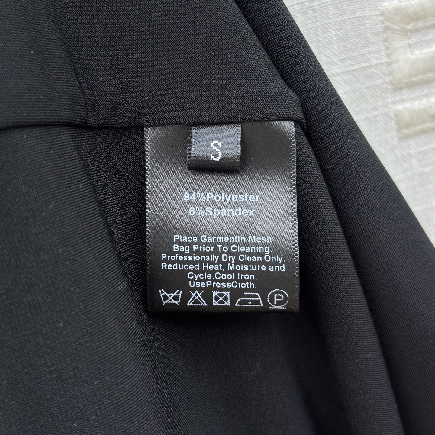 Sch恶魔之眼背心连衣裙 黑色礼服的浪漫与奢美在此交融 褶皱如流水勾勒身姿 金色肩饰似指甲星光点亮气场 