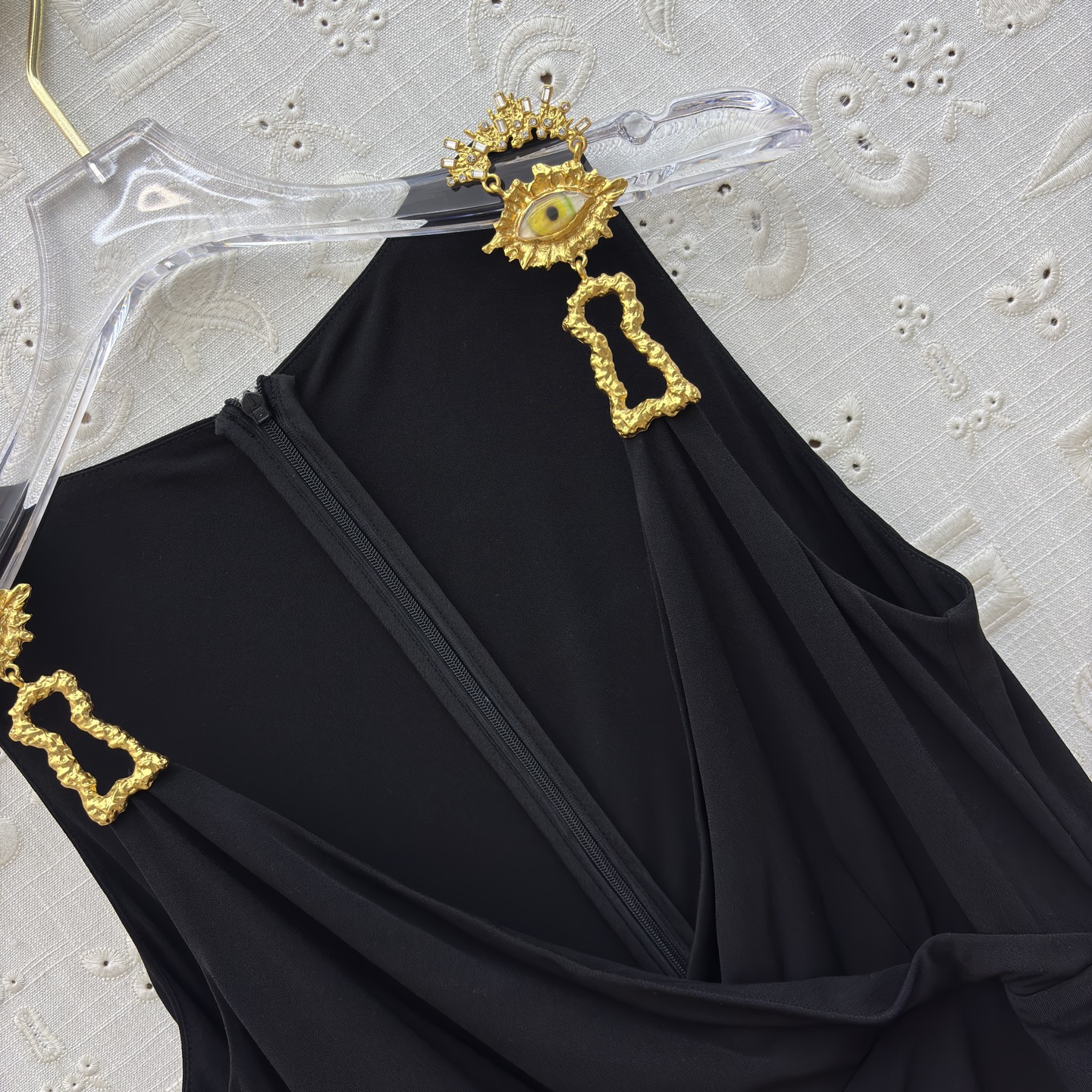 Sch恶魔之眼背心连衣裙 黑色礼服的浪漫与奢美在此交融 褶皱如流水勾勒身姿 金色肩饰似指甲星光点亮气场 