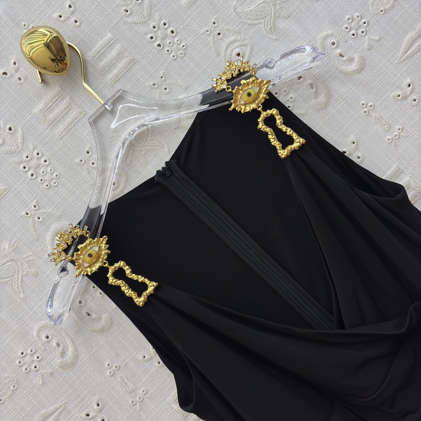 Sch恶魔之眼背心连衣裙 黑色礼服的浪漫与奢美在此交融 褶皱如流水勾勒身姿 金色肩饰似指甲星光点亮气场 