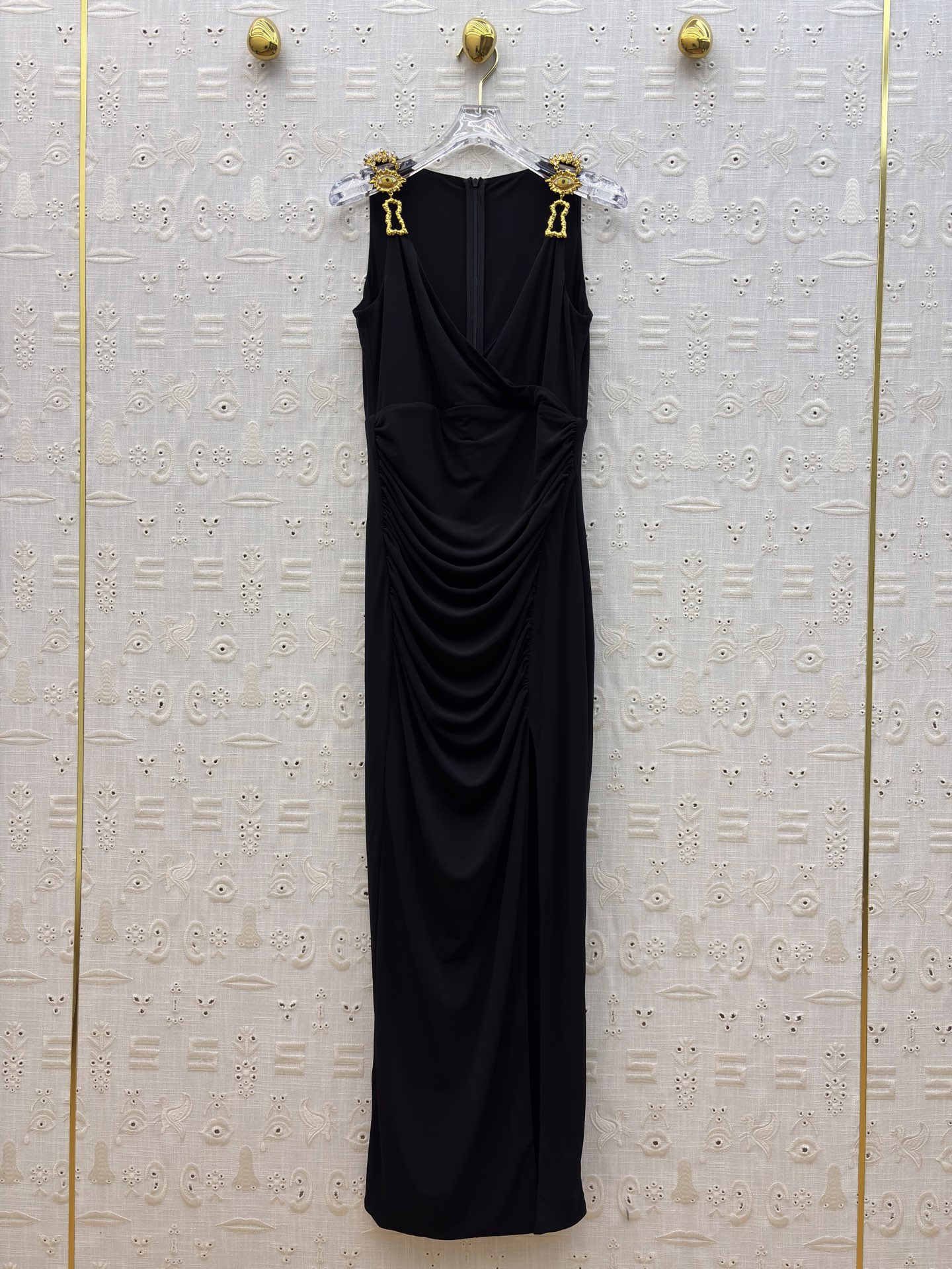 Sch恶魔之眼背心连衣裙 黑色礼服的浪漫与奢美在此交融 褶皱如流水勾勒身姿 金色肩饰似指甲星光点亮气场 