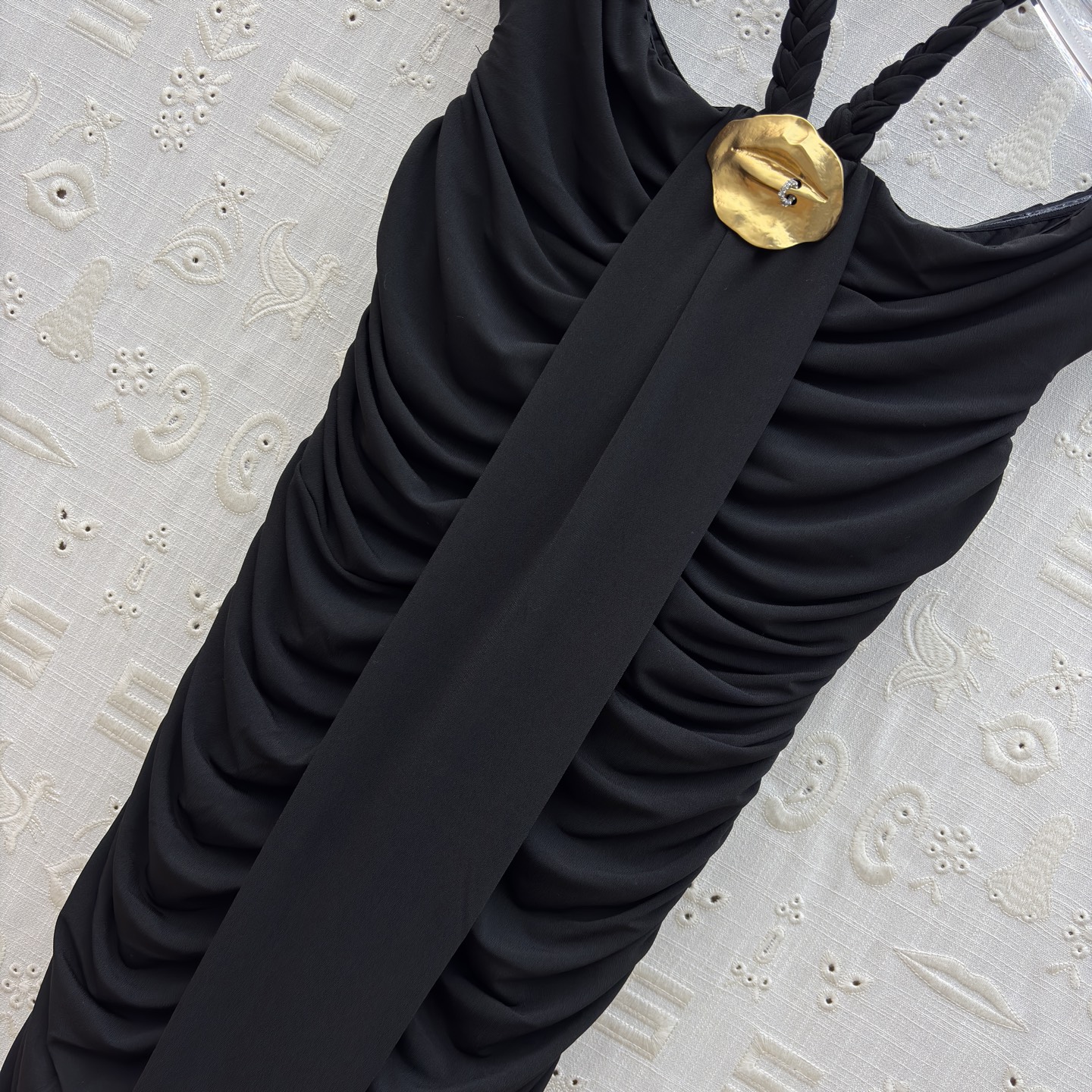 Sch 26早春 一袭黑色褶皱长裙 以独特挂脖设计与金色饰扣点睛 将优雅与个性熔于一炉 立体褶皱勾勒曼妙