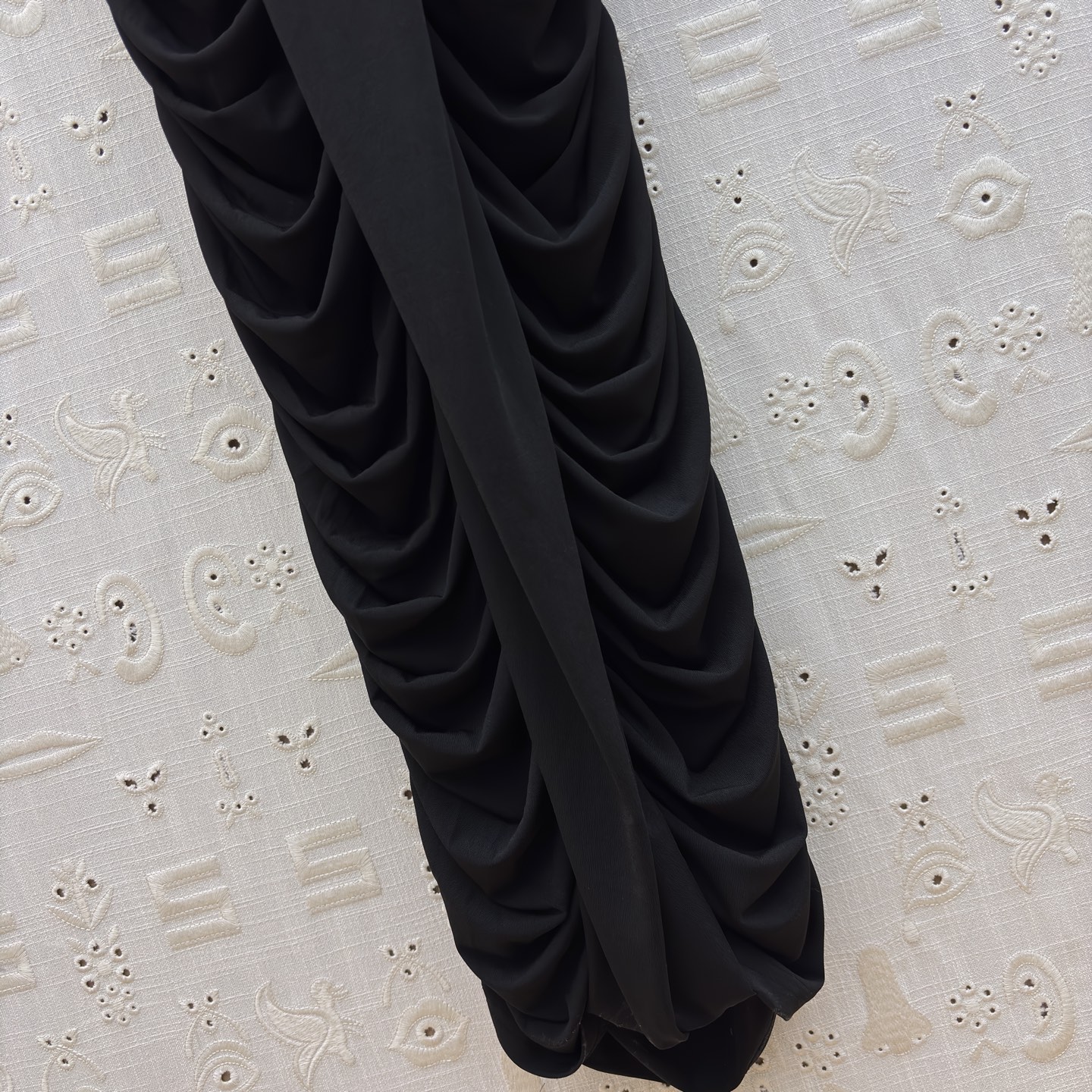 Sch 26早春 一袭黑色褶皱长裙 以独特挂脖设计与金色饰扣点睛 将优雅与个性熔于一炉 立体褶皱勾勒曼妙