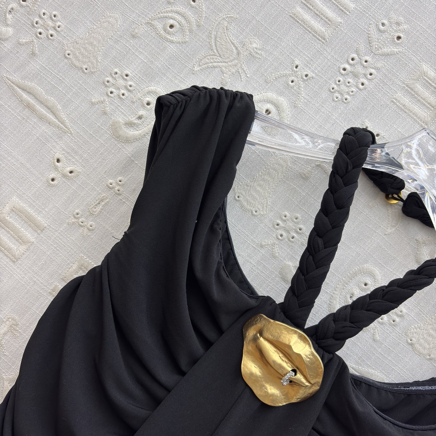 Sch 26早春 一袭黑色褶皱长裙 以独特挂脖设计与金色饰扣点睛 将优雅与个性熔于一炉 立体褶皱勾勒曼妙