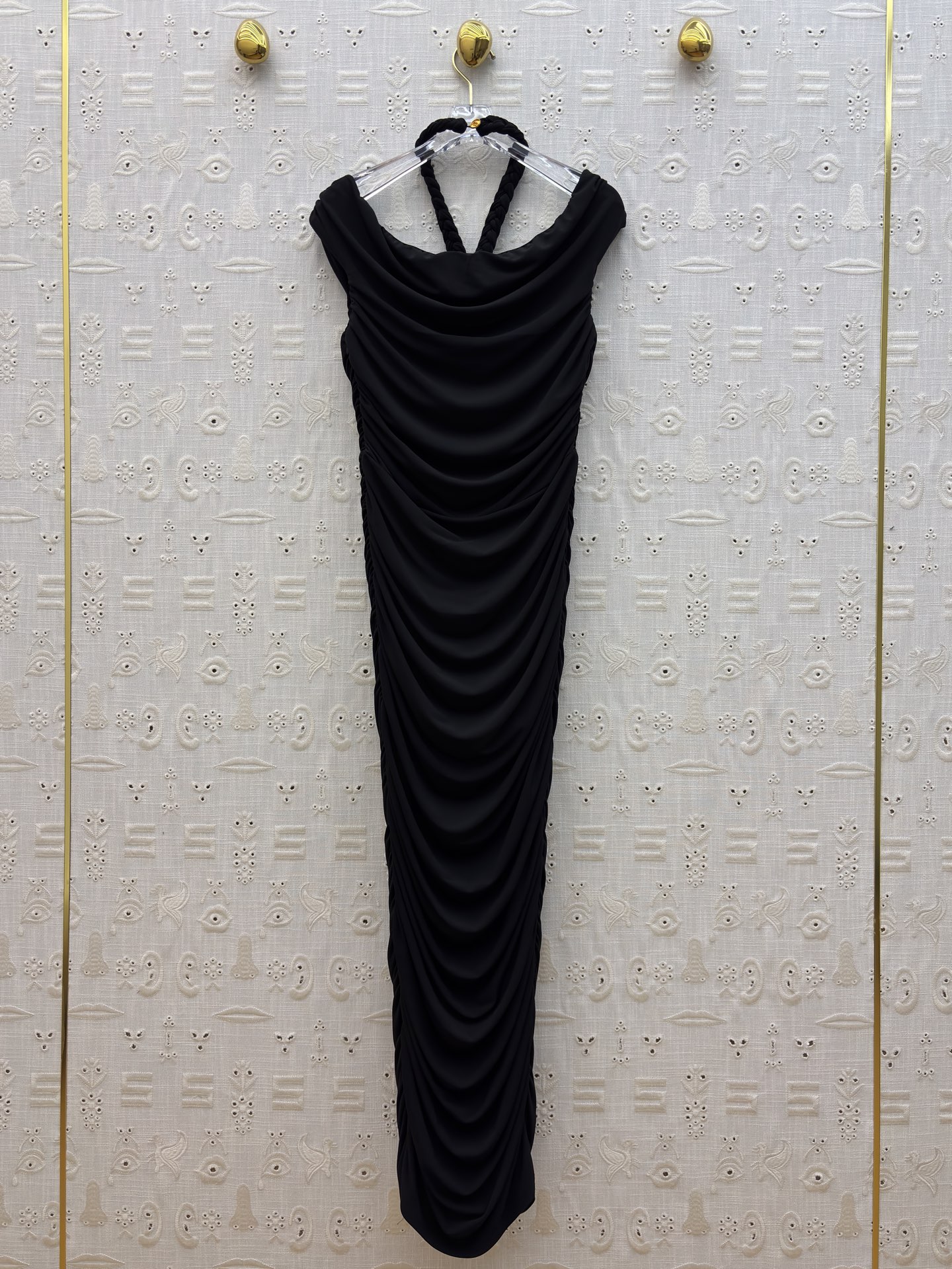 Sch 26早春 一袭黑色褶皱长裙 以独特挂脖设计与金色饰扣点睛 将优雅与个性熔于一炉 立体褶皱勾勒曼妙