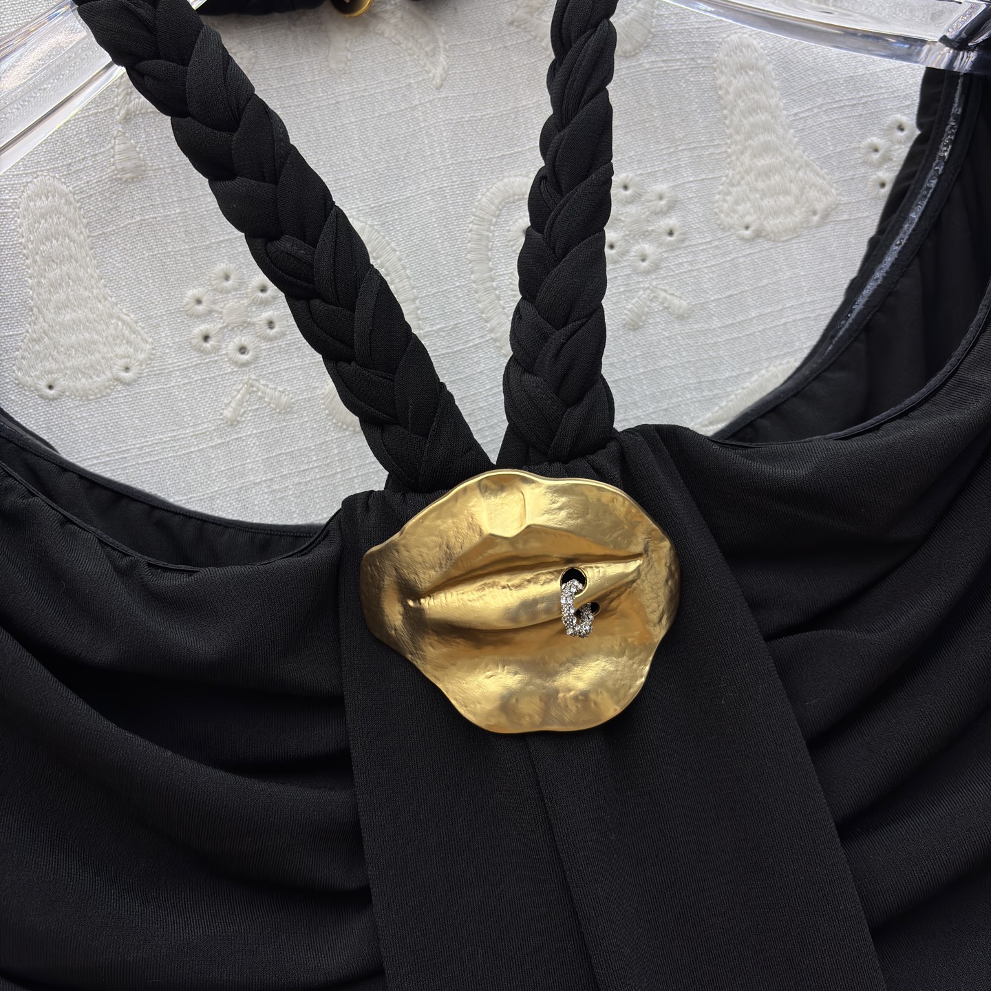 Sch 26早春 一袭黑色褶皱长裙 以独特挂脖设计与金色饰扣点睛 将优雅与个性熔于一炉 立体褶皱勾勒曼妙