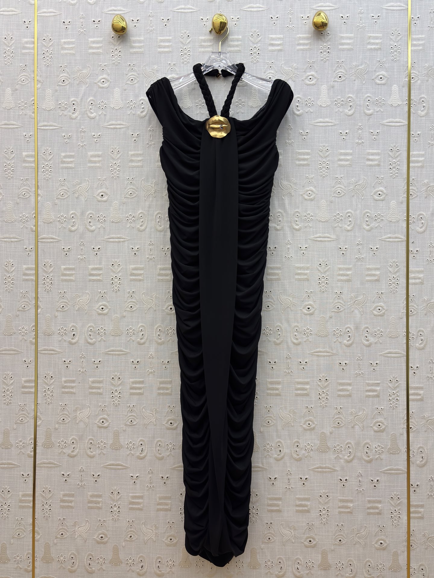 Sch 26早春 一袭黑色褶皱长裙 以独特挂脖设计与金色饰扣点睛 将优雅与个性熔于一炉 立体褶皱勾勒曼妙