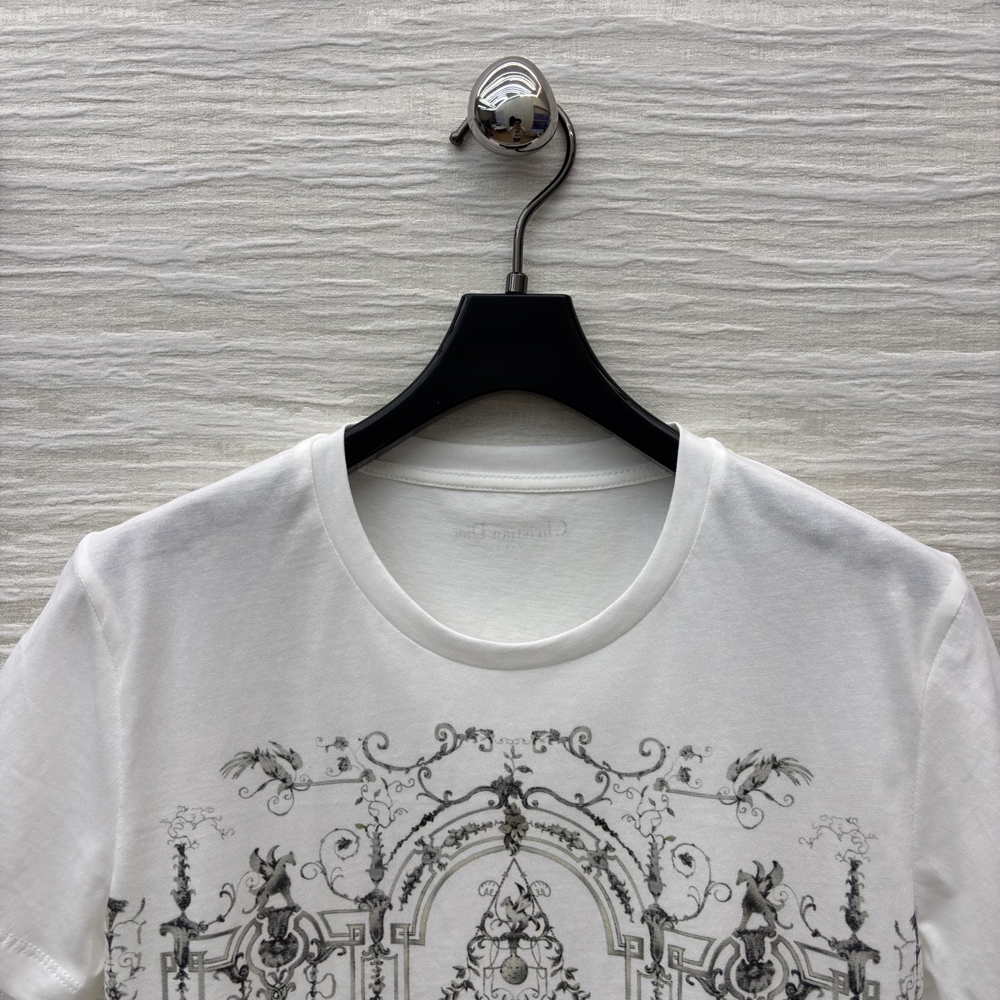 D家艺术感T恤 纯白基底邂逅精致巴洛克风印花 将法式宫廷的奢华浪漫穿在身上 质感棉料舒适亲肤 日常搭配尽