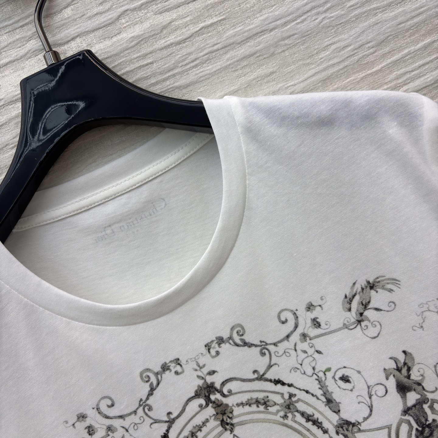 D家艺术感T恤 纯白基底邂逅精致巴洛克风印花 将法式宫廷的奢华浪漫穿在身上 质感棉料舒适亲肤 日常搭配尽