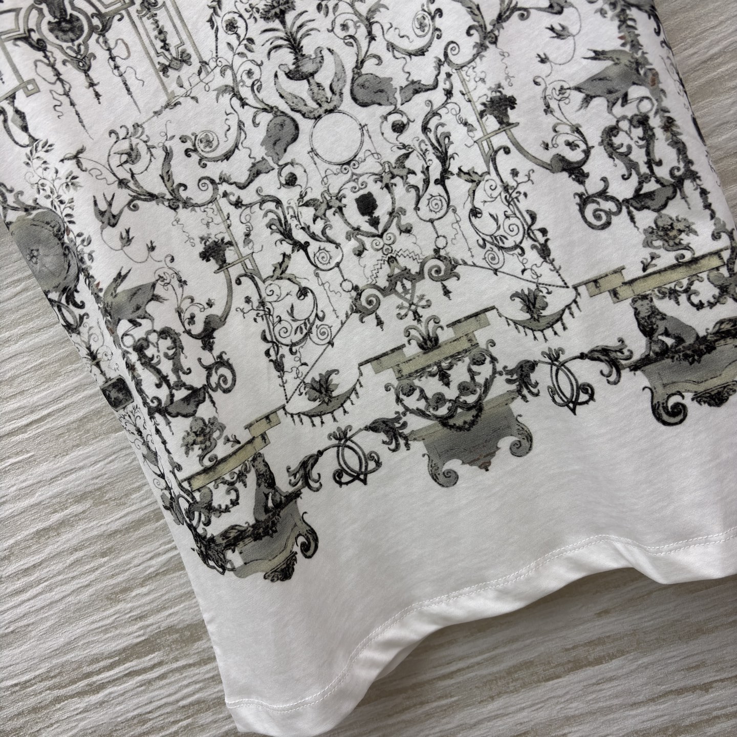 D家艺术感T恤 纯白基底邂逅精致巴洛克风印花 将法式宫廷的奢华浪漫穿在身上 质感棉料舒适亲肤 日常搭配尽