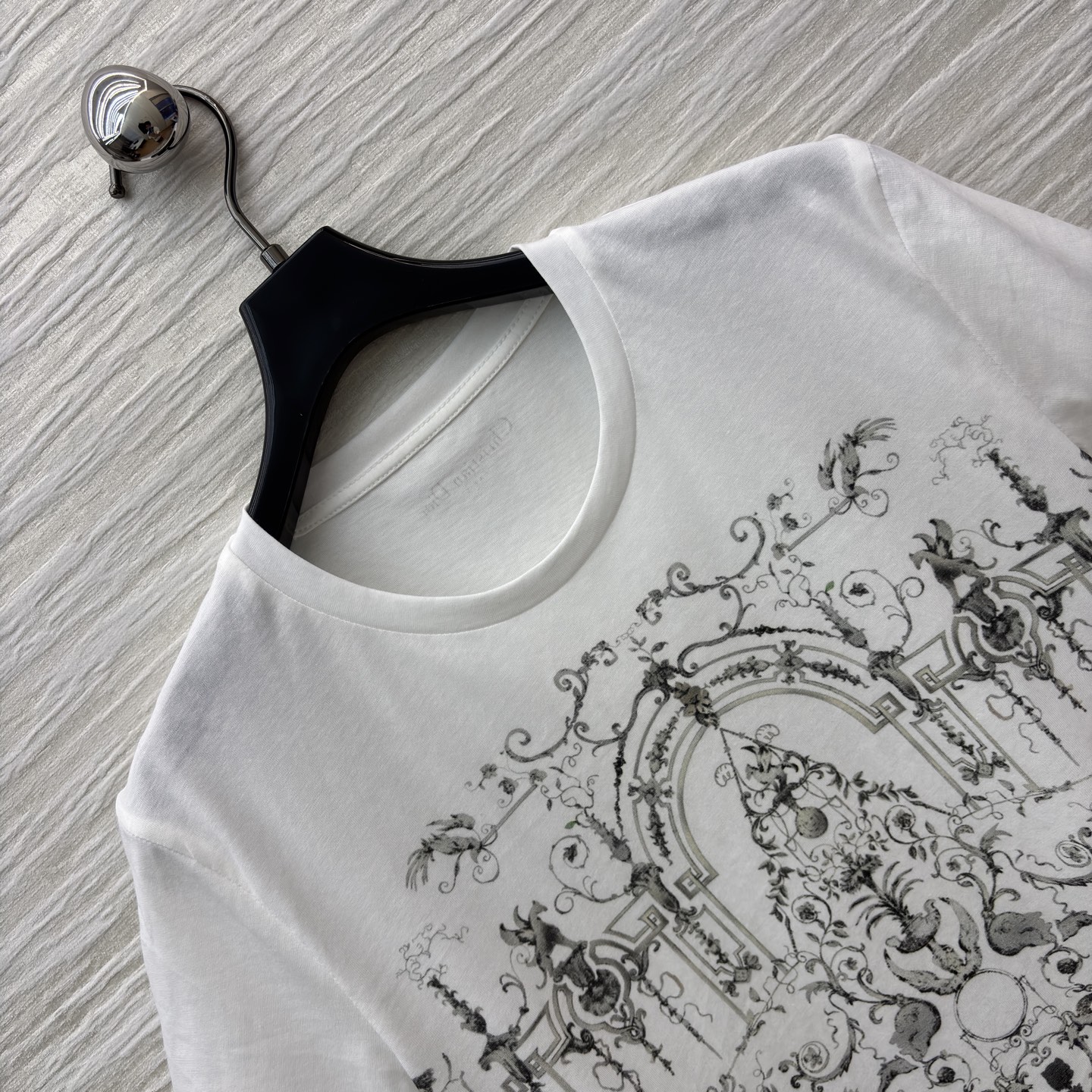 D家艺术感T恤 纯白基底邂逅精致巴洛克风印花 将法式宫廷的奢华浪漫穿在身上 质感棉料舒适亲肤 日常搭配尽