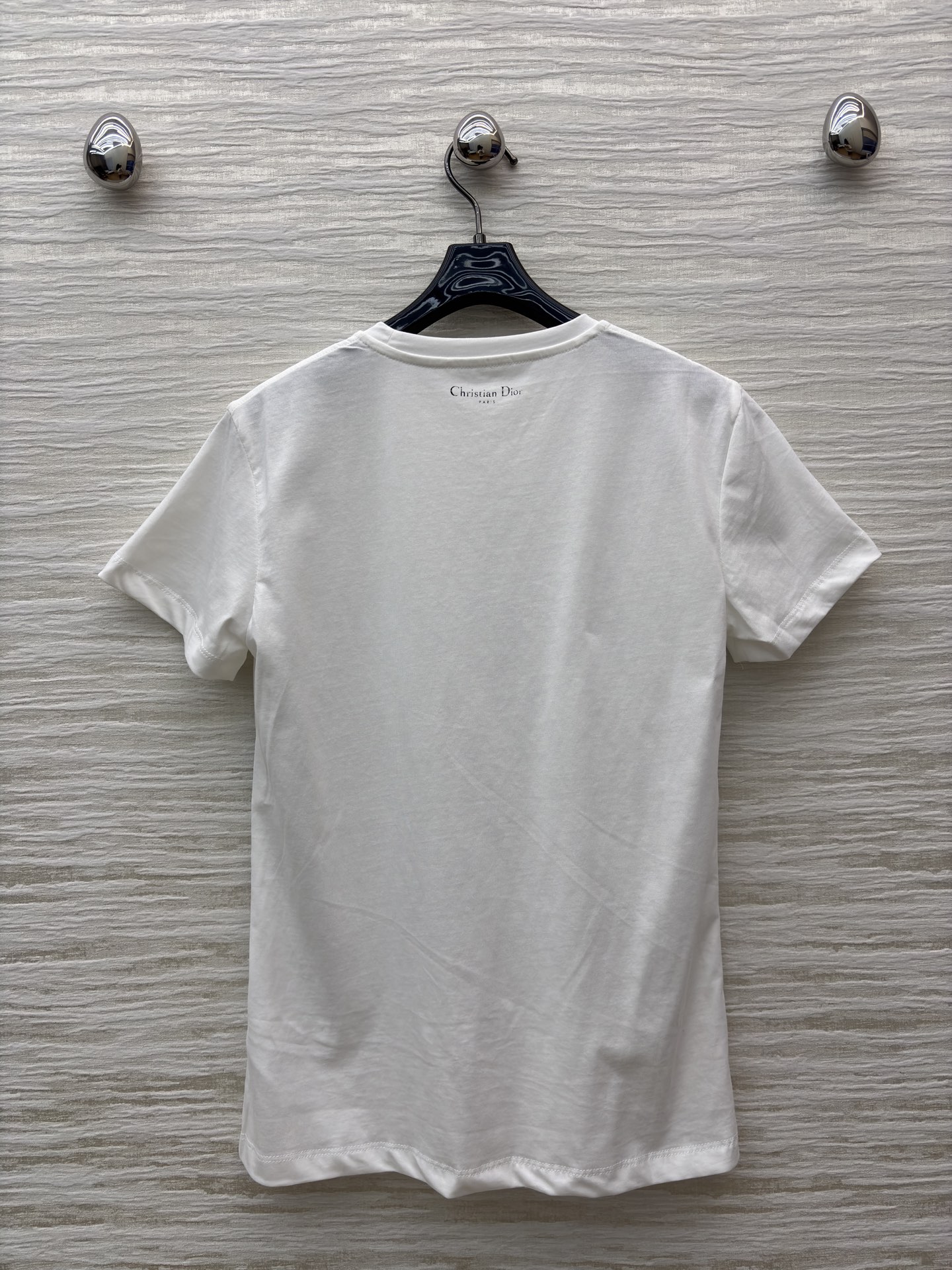 D家艺术感T恤 纯白基底邂逅精致巴洛克风印花 将法式宫廷的奢华浪漫穿在身上 质感棉料舒适亲肤 日常搭配尽