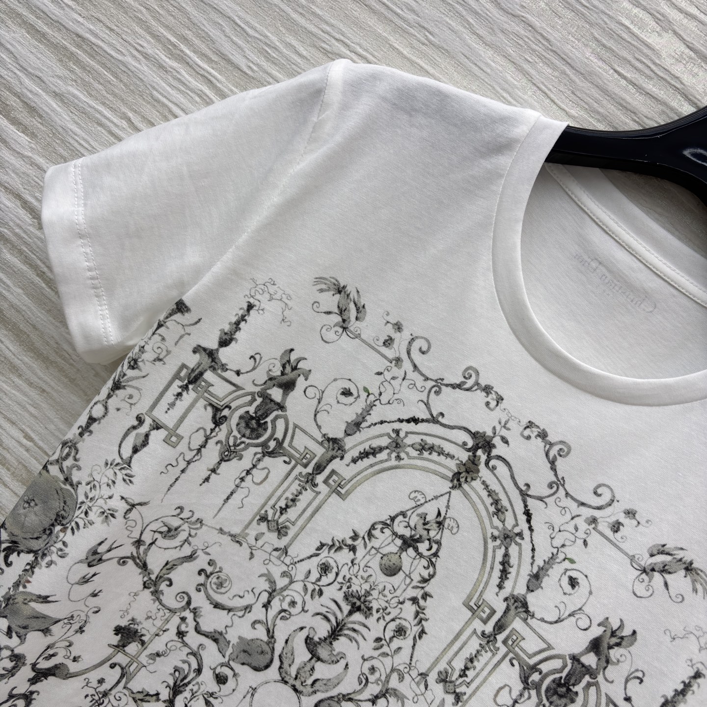 D家艺术感T恤 纯白基底邂逅精致巴洛克风印花 将法式宫廷的奢华浪漫穿在身上 质感棉料舒适亲肤 日常搭配尽
