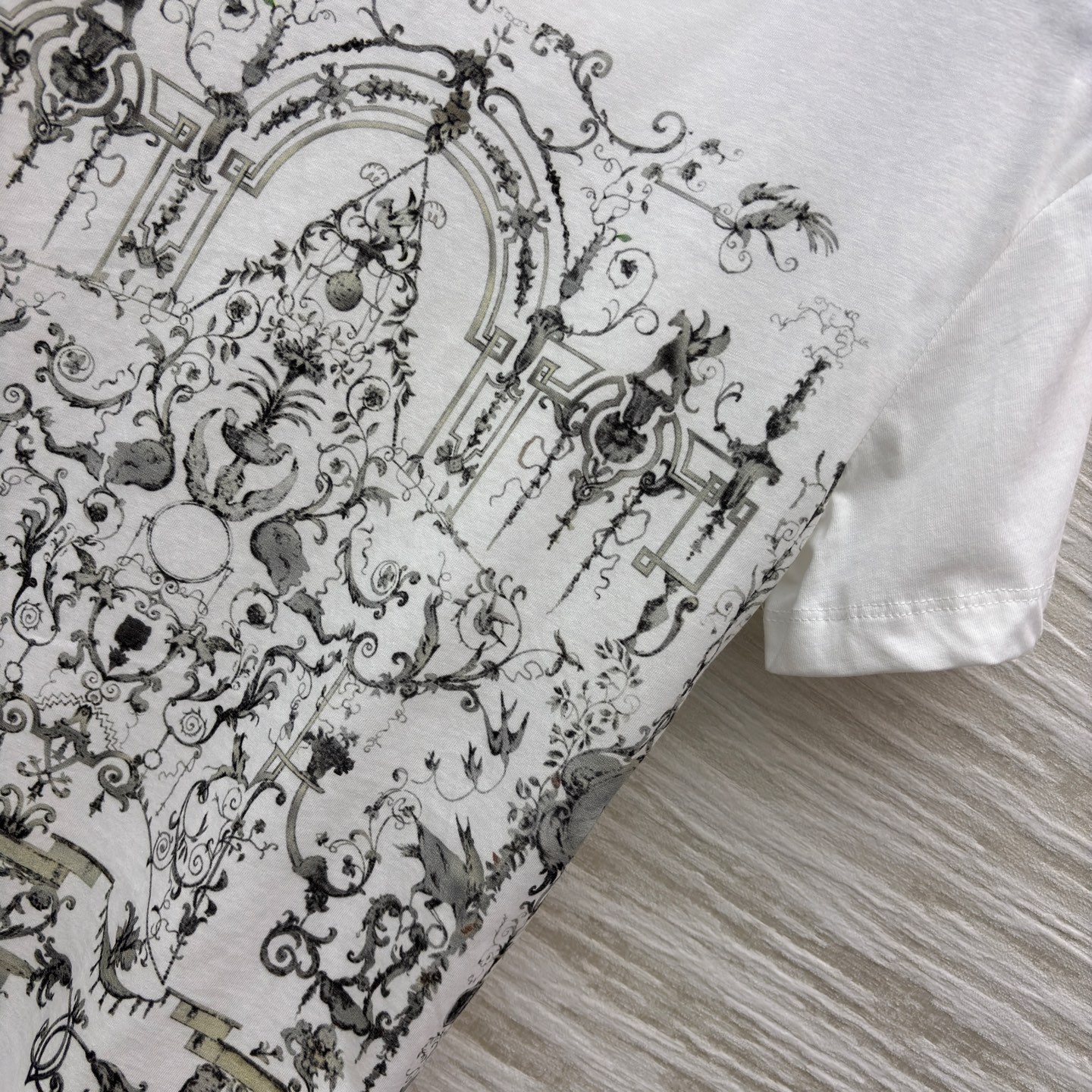 D家艺术感T恤 纯白基底邂逅精致巴洛克风印花 将法式宫廷的奢华浪漫穿在身上 质感棉料舒适亲肤 日常搭配尽