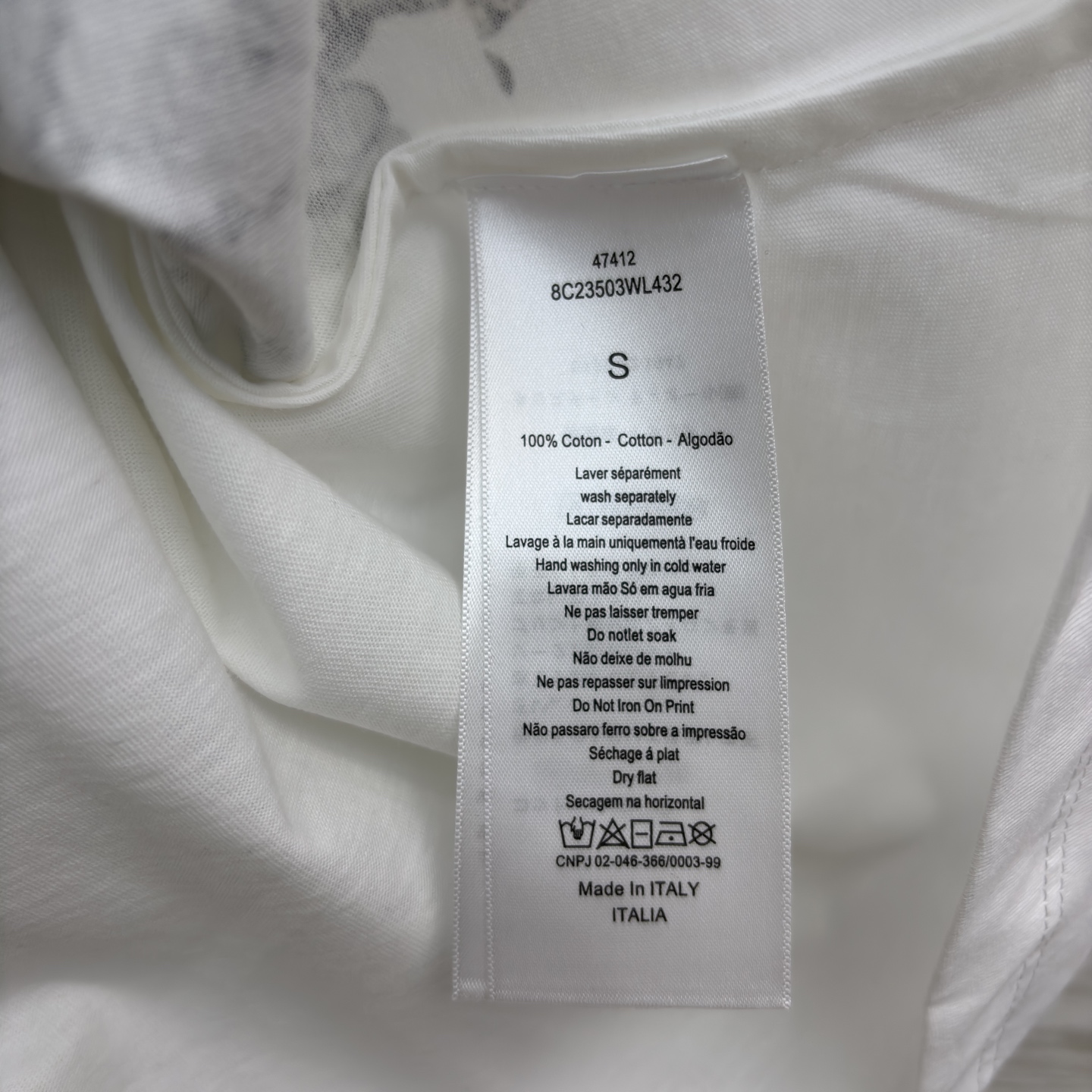 D家艺术感T恤 纯白基底邂逅精致巴洛克风印花 将法式宫廷的奢华浪漫穿在身上 质感棉料舒适亲肤 日常搭配尽