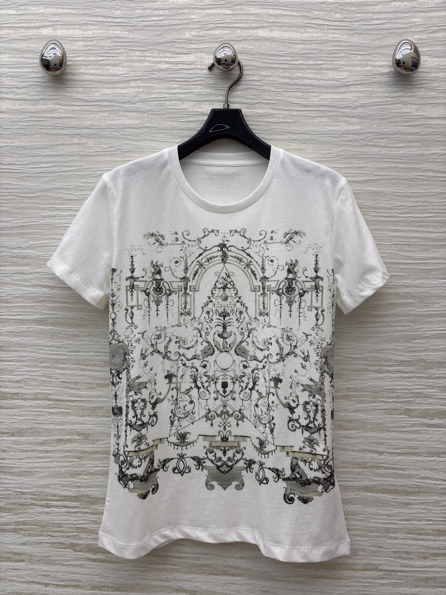 D家艺术感T恤 纯白基底邂逅精致巴洛克风印花 将法式宫廷的奢华浪漫穿在身上 质感棉料舒适亲肤 日常搭配尽