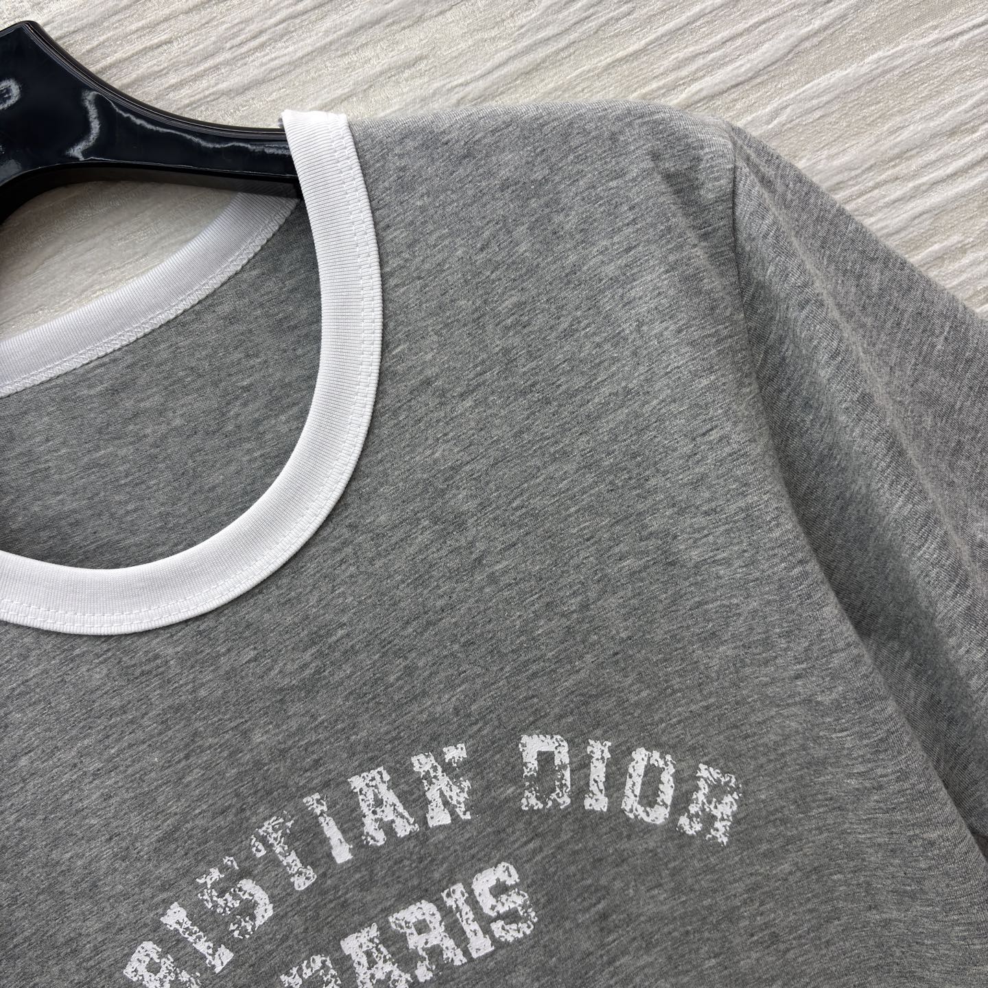 D家 复古风T恤 浅灰主调搭配白边细节 经典品牌标识印花复古感拉满 亲肤棉料舒适随性 日常出街或叠穿都能