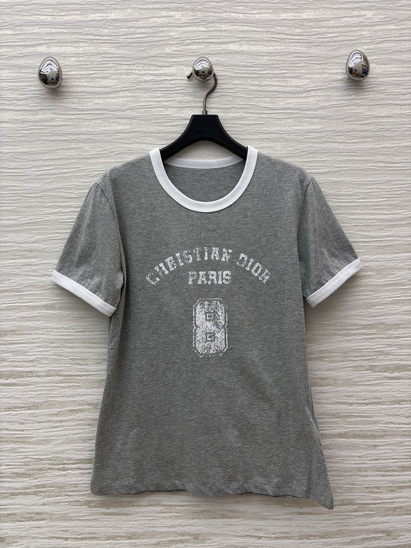 D家 复古风T恤 浅灰主调搭配白边细节 经典品牌标识印花复古感拉满 亲肤棉料舒适随性 日常出街或叠穿都能