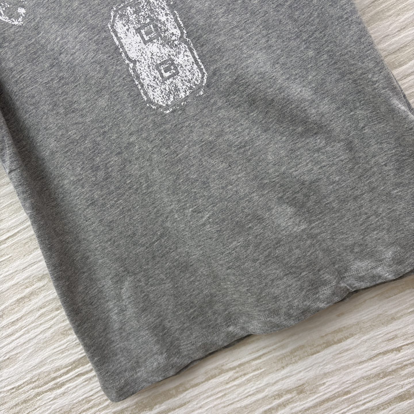 D家 复古风T恤 浅灰主调搭配白边细节 经典品牌标识印花复古感拉满 亲肤棉料舒适随性 日常出街或叠穿都能