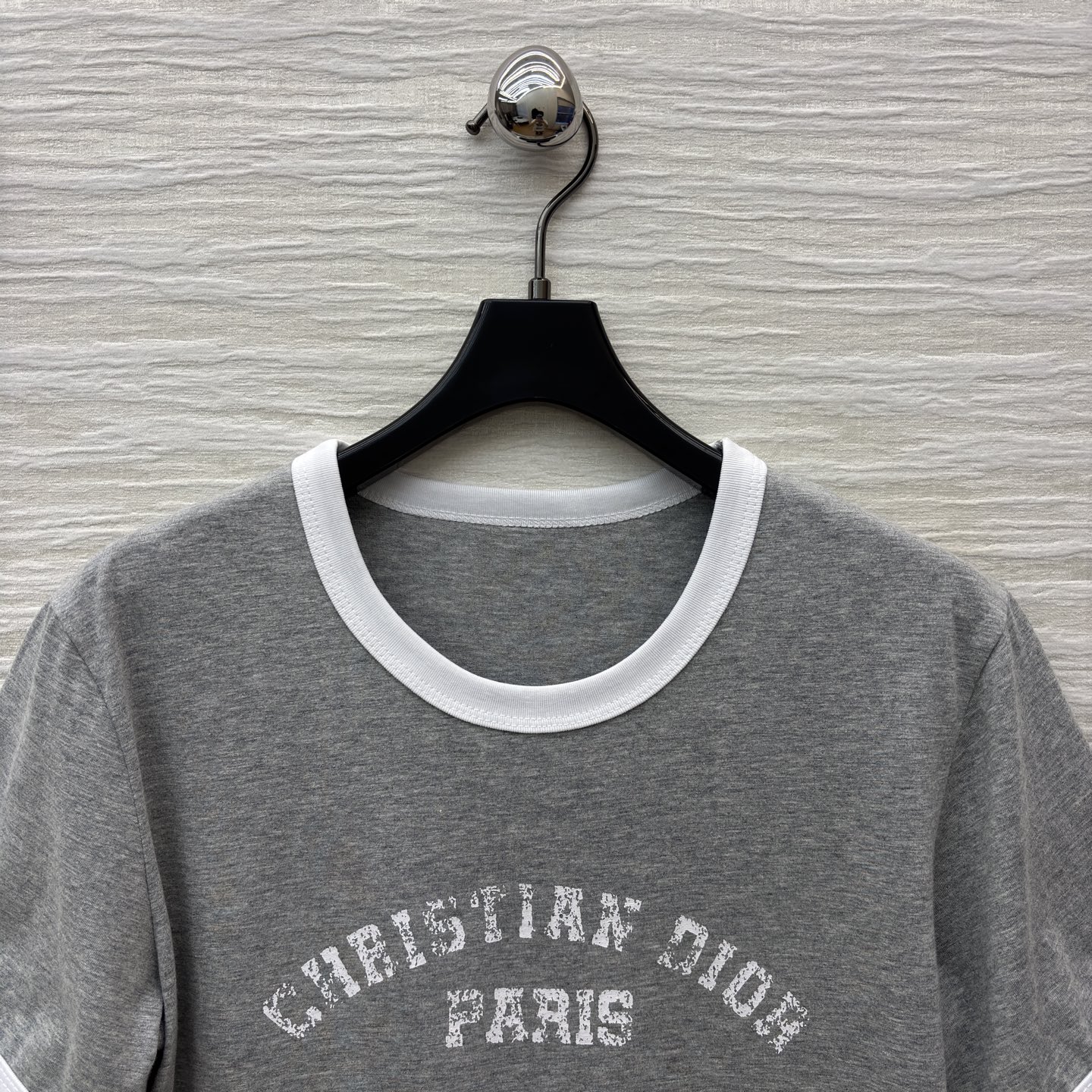 D家 复古风T恤 浅灰主调搭配白边细节 经典品牌标识印花复古感拉满 亲肤棉料舒适随性 日常出街或叠穿都能