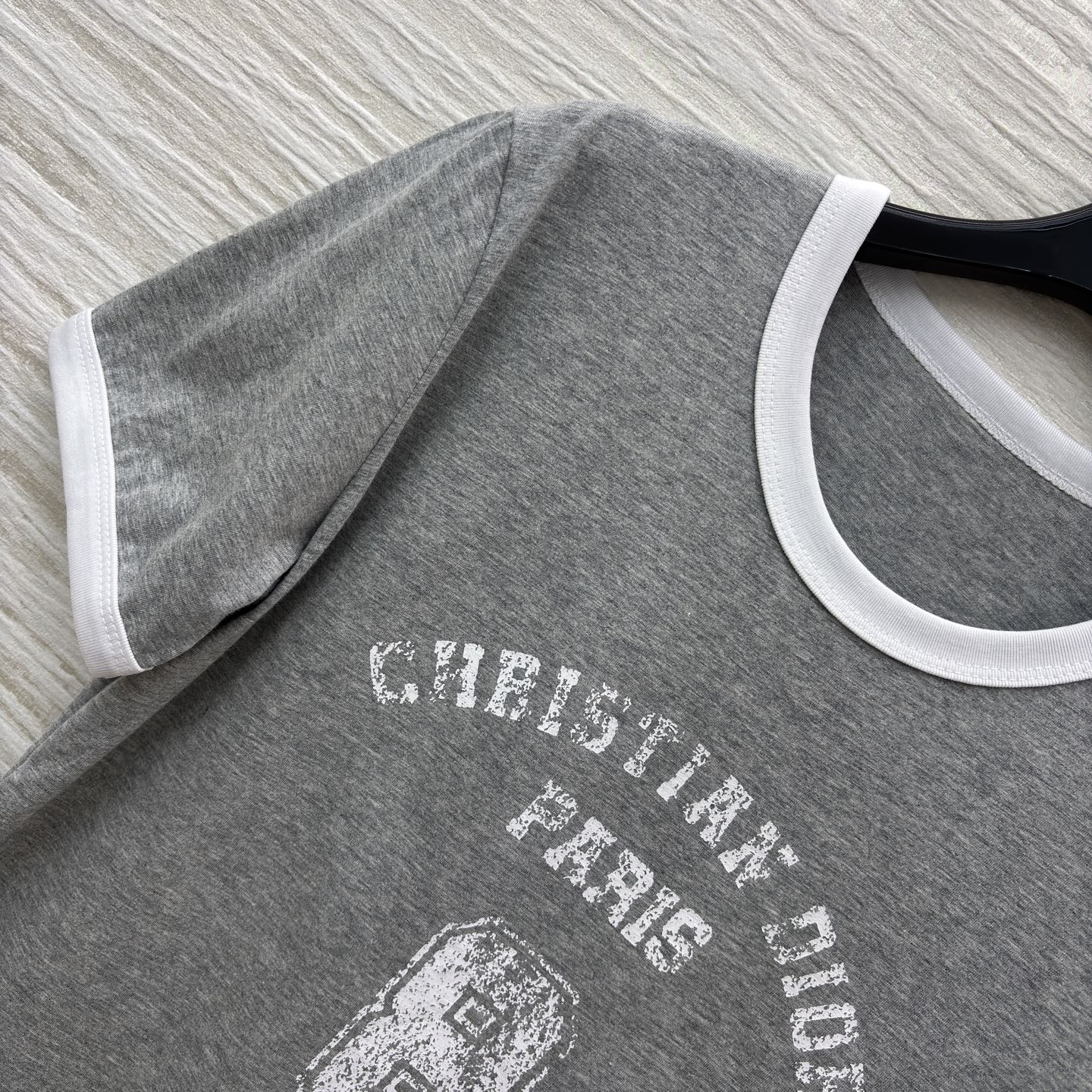 D家 复古风T恤 浅灰主调搭配白边细节 经典品牌标识印花复古感拉满 亲肤棉料舒适随性 日常出街或叠穿都能