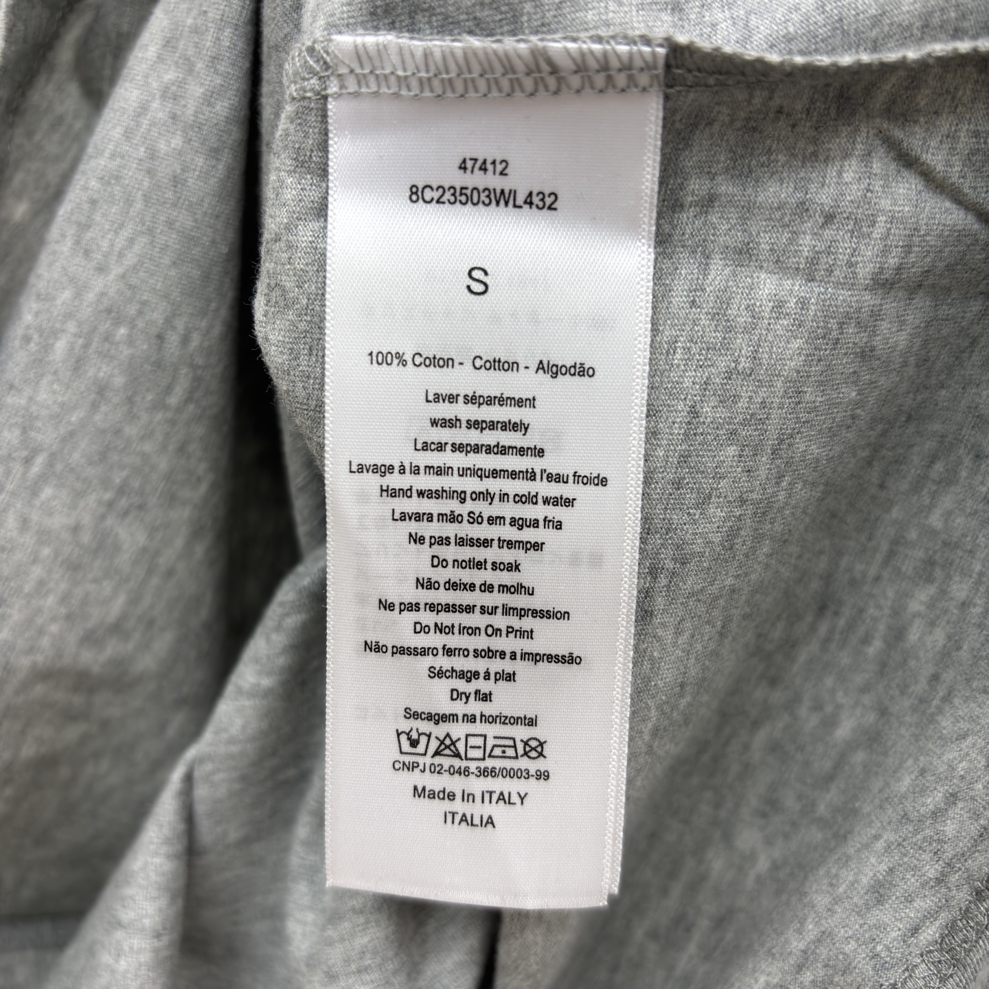 D家 复古风T恤 浅灰主调搭配白边细节 经典品牌标识印花复古感拉满 亲肤棉料舒适随性 日常出街或叠穿都能