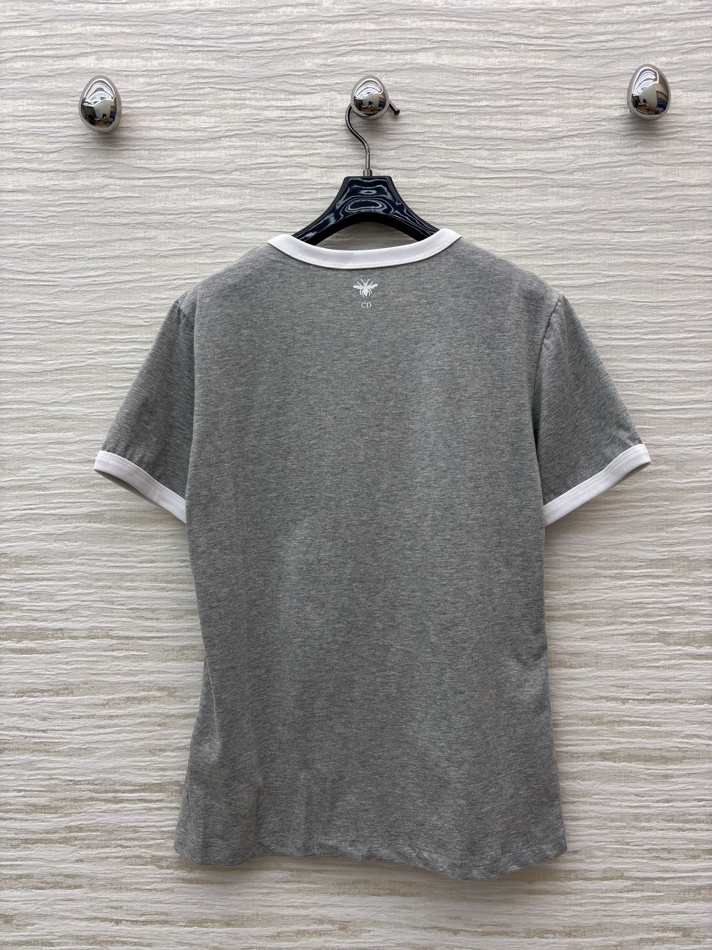 D家 复古风T恤 浅灰主调搭配白边细节 经典品牌标识印花复古感拉满 亲肤棉料舒适随性 日常出街或叠穿都能