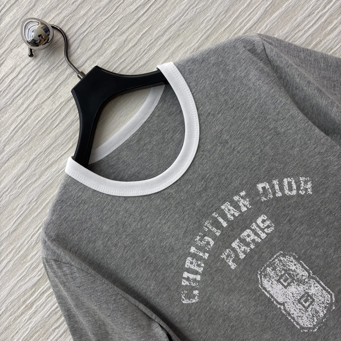 D家 复古风T恤 浅灰主调搭配白边细节 经典品牌标识印花复古感拉满 亲肤棉料舒适随性 日常出街或叠穿都能