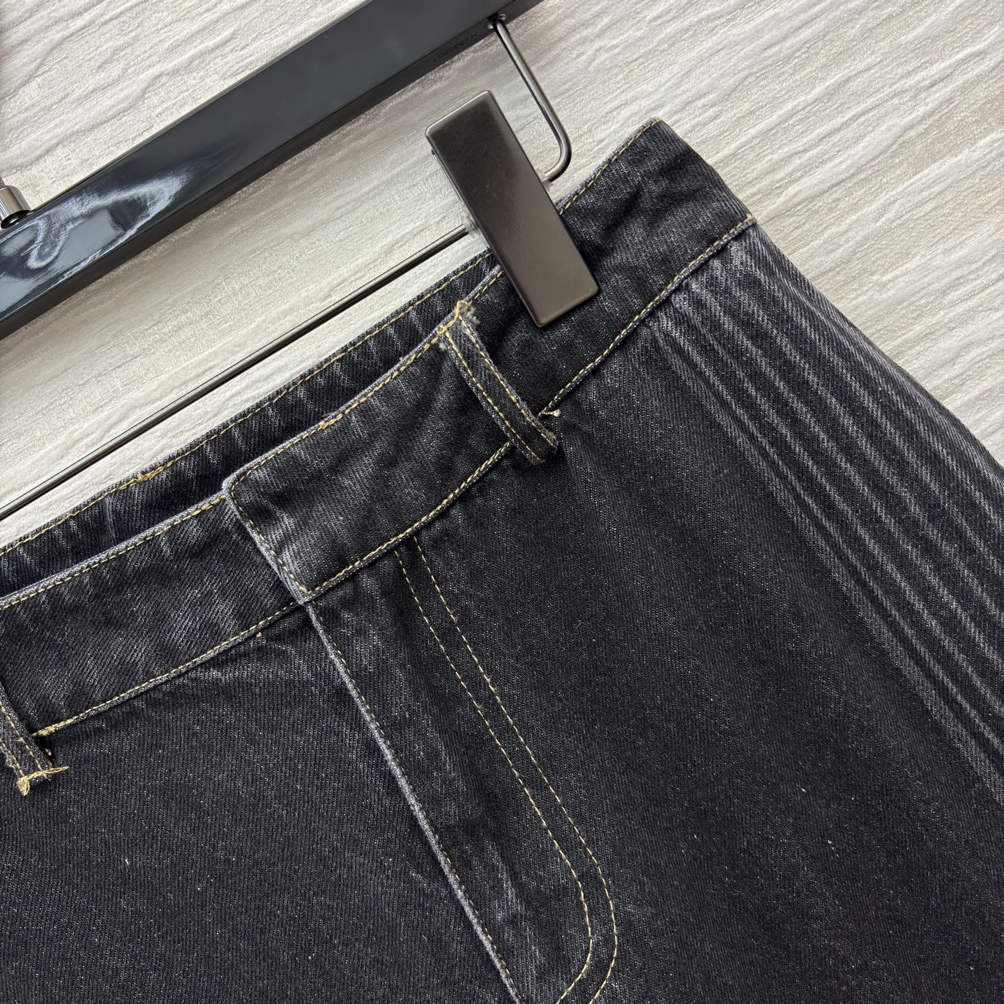 D家 阔腿牛仔裤 灰调牛仔自带高级感 侧边条纹设计个性吸睛 阔腿版型显瘦又显高 日常搭配卫衣 衬衫都能打