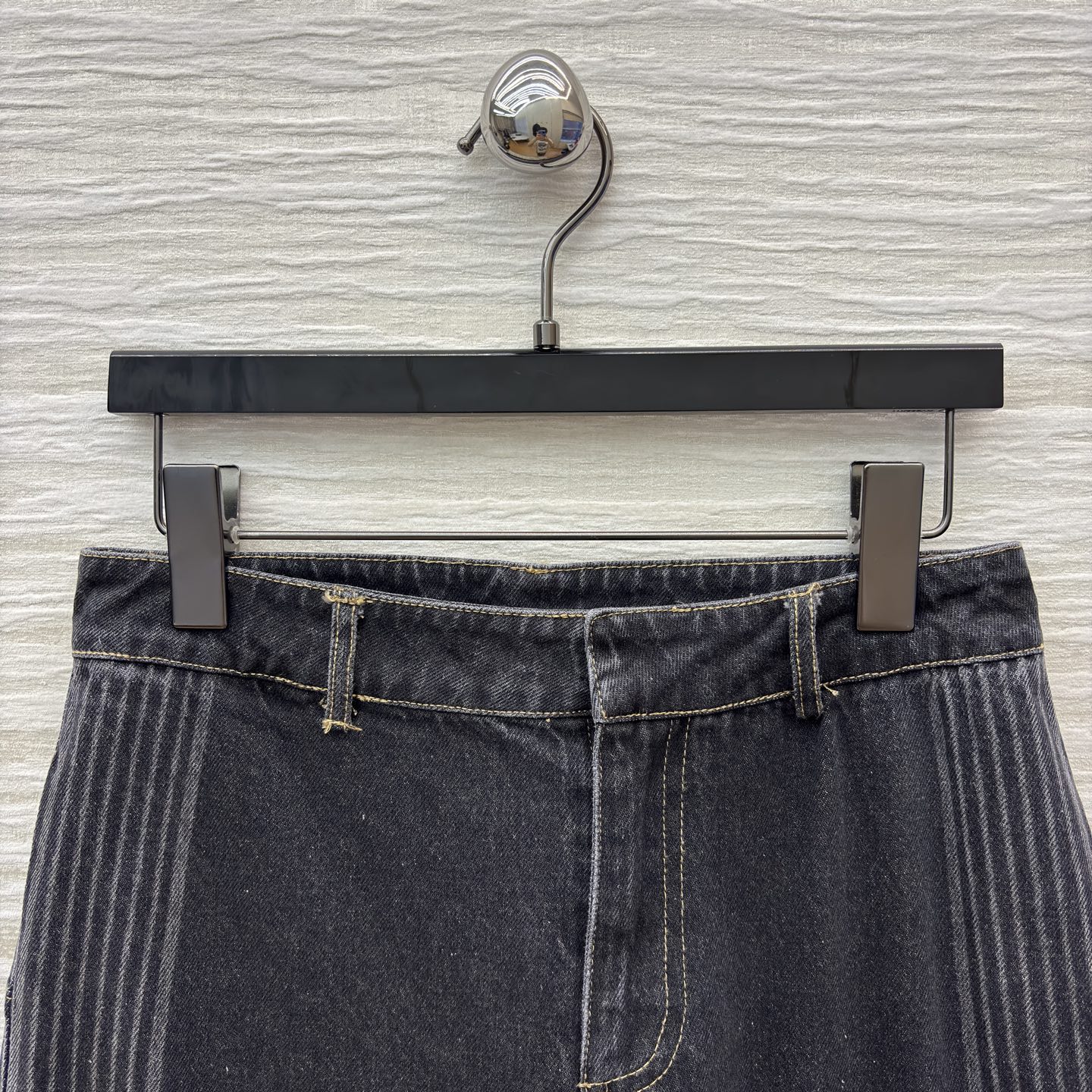 D家 阔腿牛仔裤 灰调牛仔自带高级感 侧边条纹设计个性吸睛 阔腿版型显瘦又显高 日常搭配卫衣 衬衫都能打