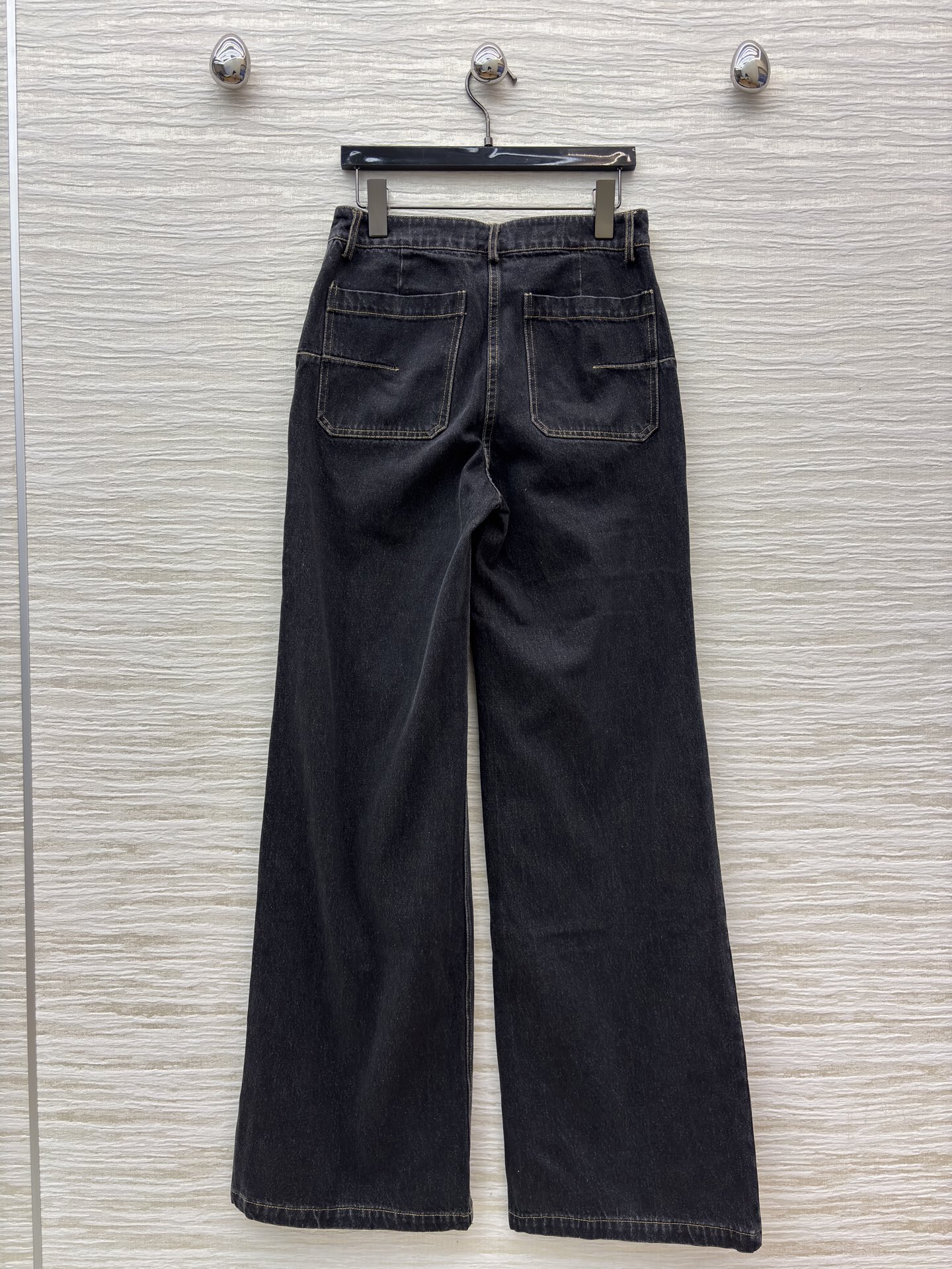 D家 阔腿牛仔裤 灰调牛仔自带高级感 侧边条纹设计个性吸睛 阔腿版型显瘦又显高 日常搭配卫衣 衬衫都能打