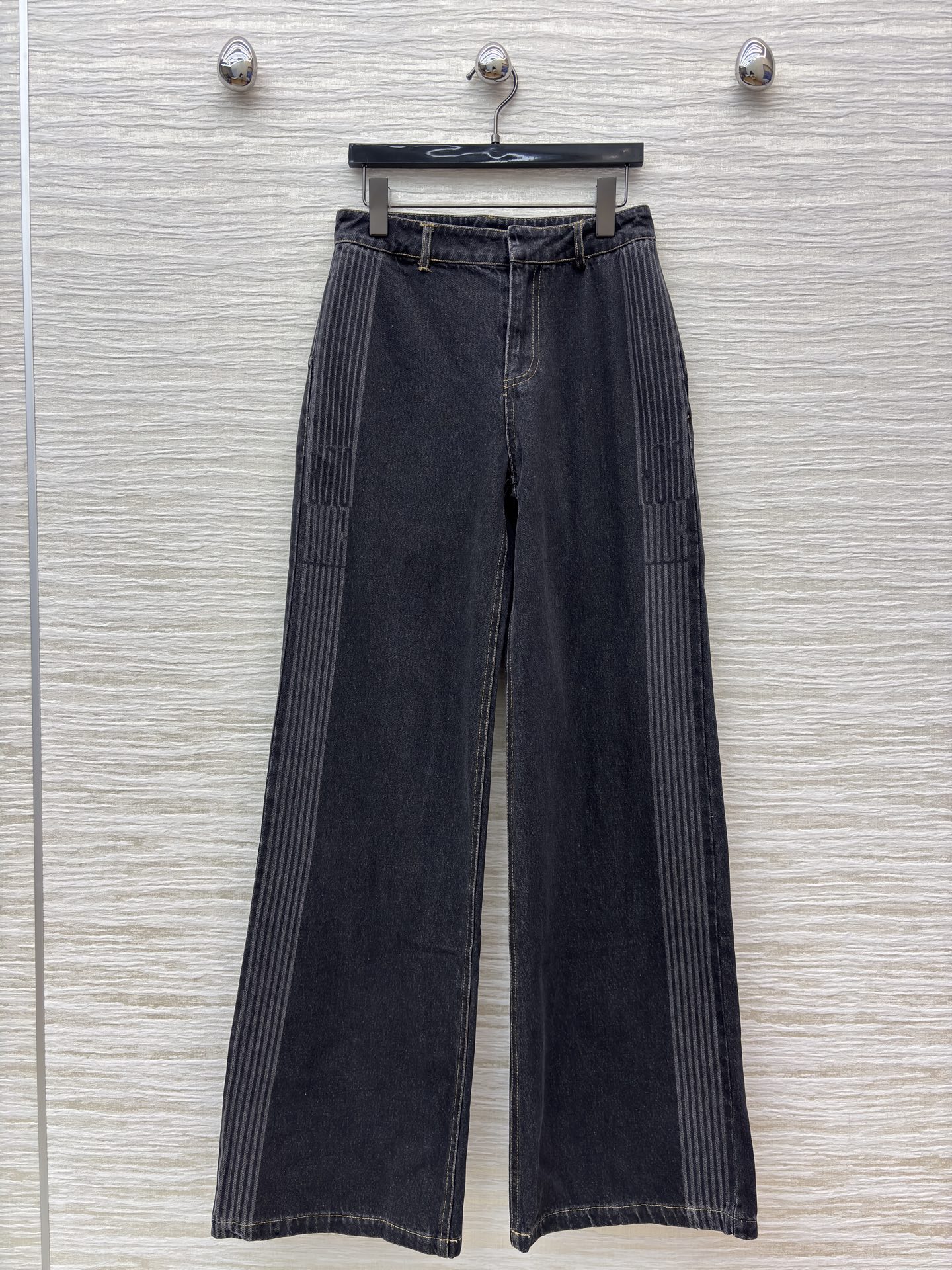 D家 阔腿牛仔裤 灰调牛仔自带高级感 侧边条纹设计个性吸睛 阔腿版型显瘦又显高 日常搭配卫衣 衬衫都能打