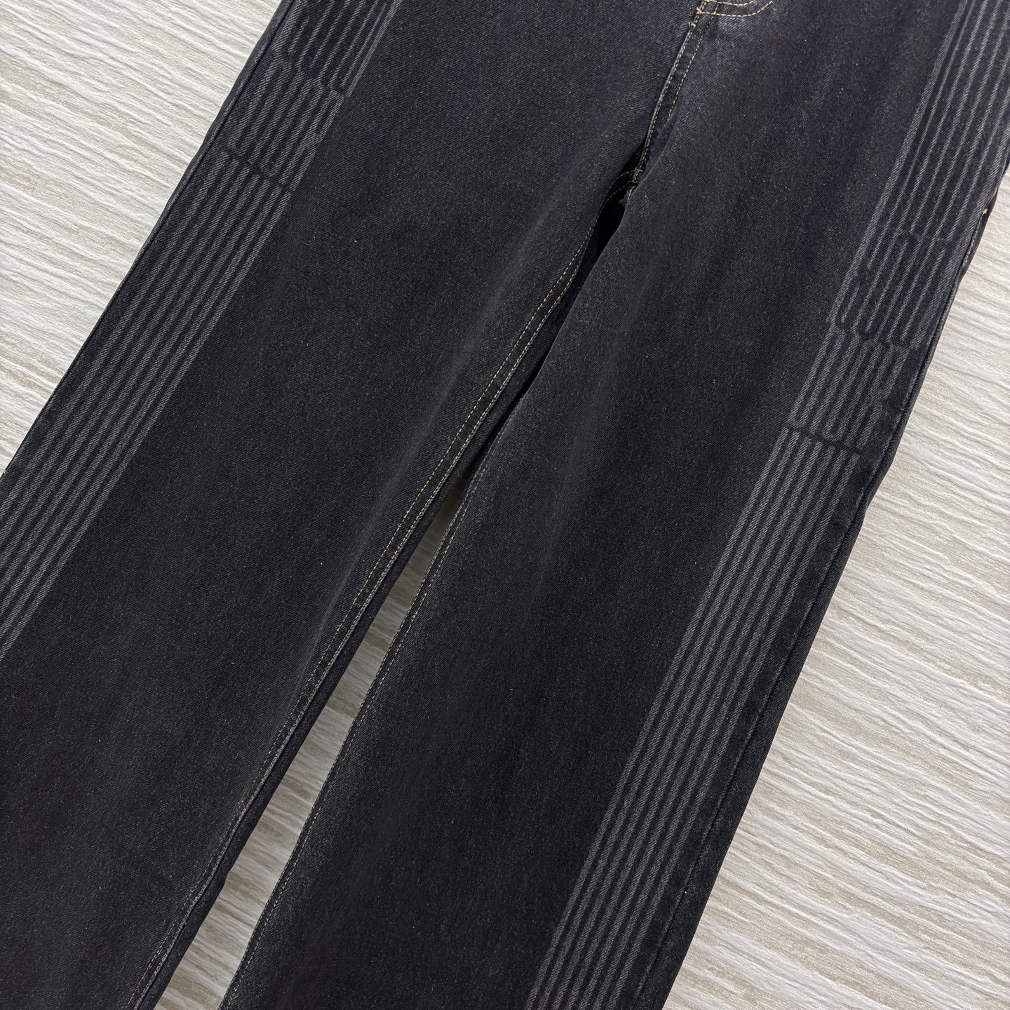 D家 阔腿牛仔裤 灰调牛仔自带高级感 侧边条纹设计个性吸睛 阔腿版型显瘦又显高 日常搭配卫衣 衬衫都能打