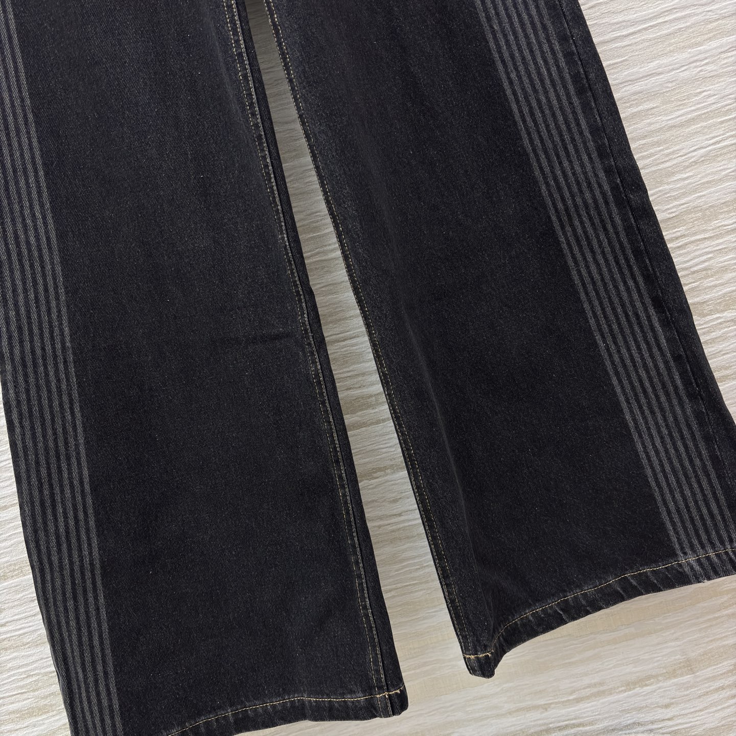 D家 阔腿牛仔裤 灰调牛仔自带高级感 侧边条纹设计个性吸睛 阔腿版型显瘦又显高 日常搭配卫衣 衬衫都能打