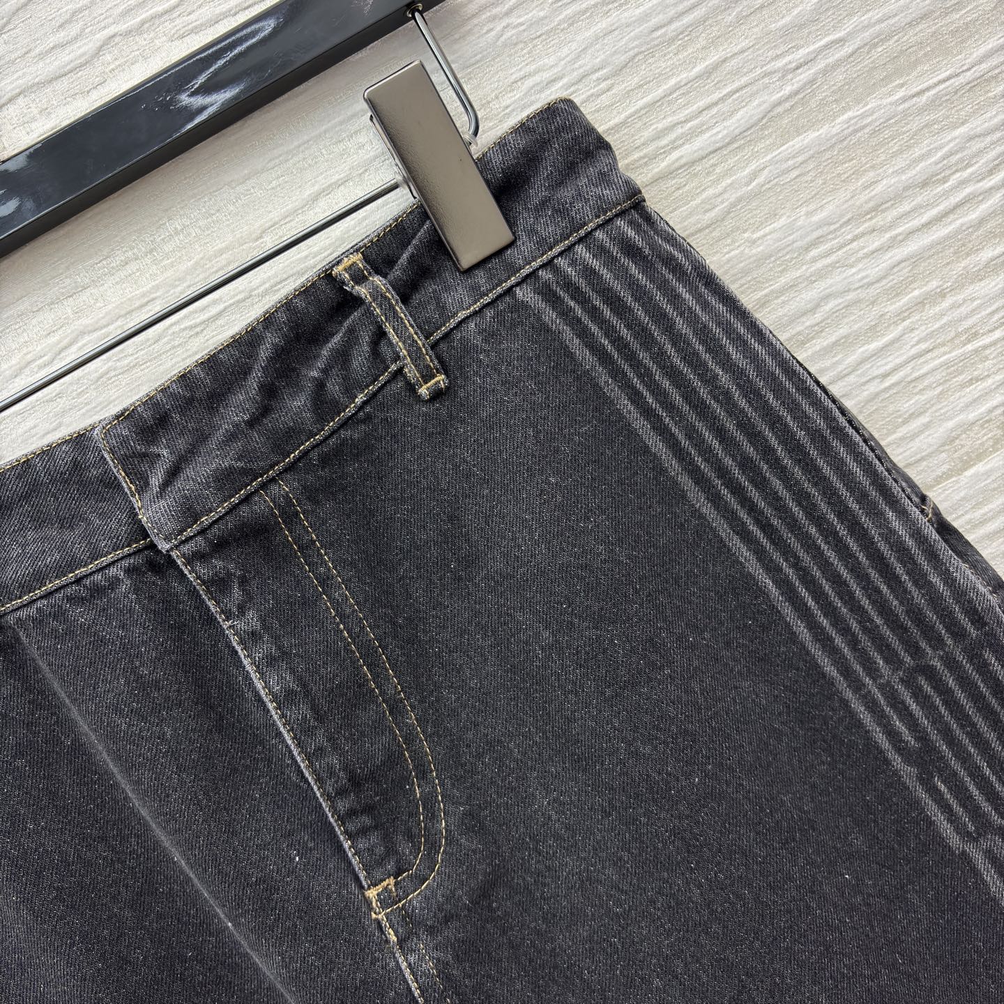 D家 牛仔半身裙 深灰牛仔质感高级 侧边条纹设计别致吸睛 中长版型优雅又百搭 可甜可飒 是打造复古风或休