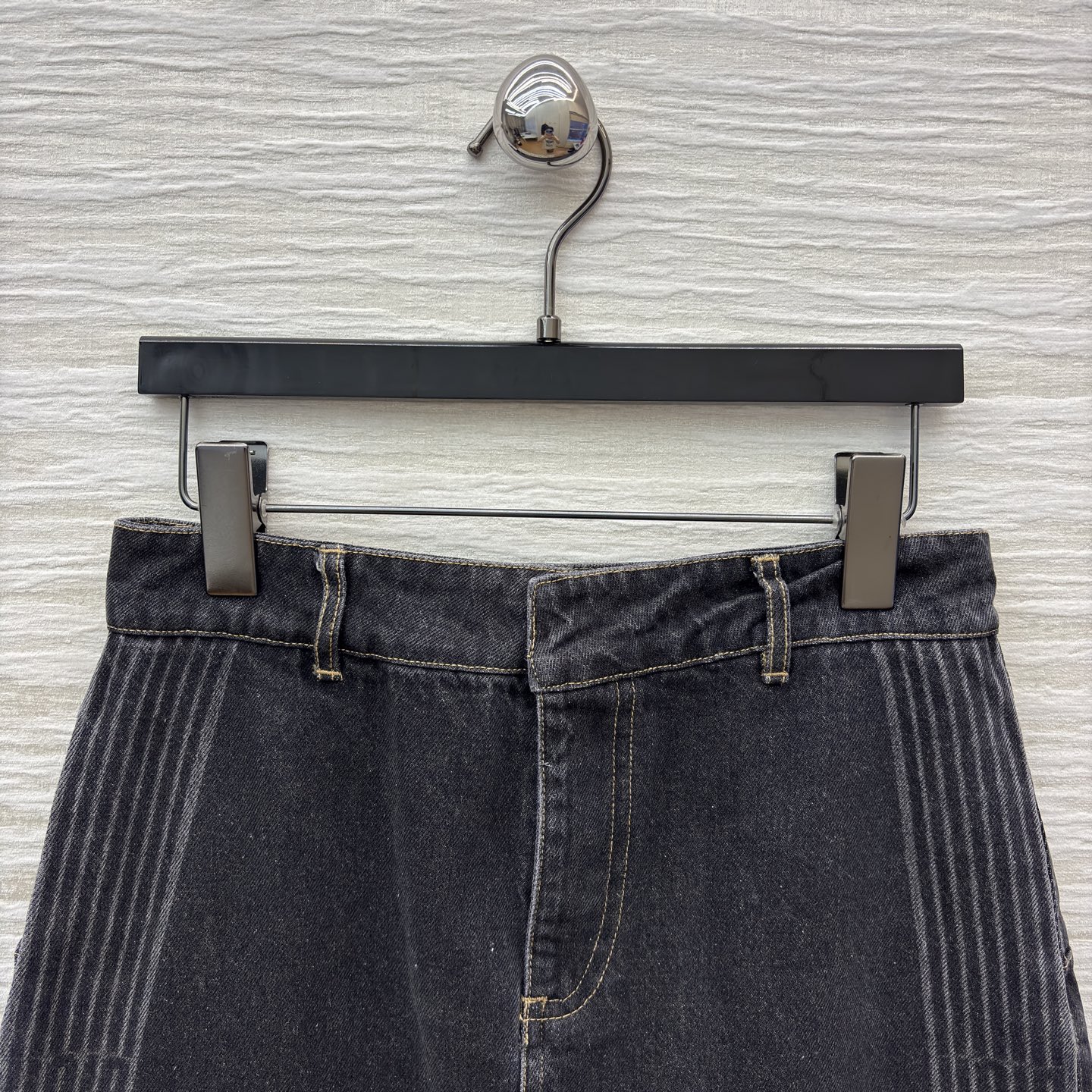 D家 牛仔半身裙 深灰牛仔质感高级 侧边条纹设计别致吸睛 中长版型优雅又百搭 可甜可飒 是打造复古风或休