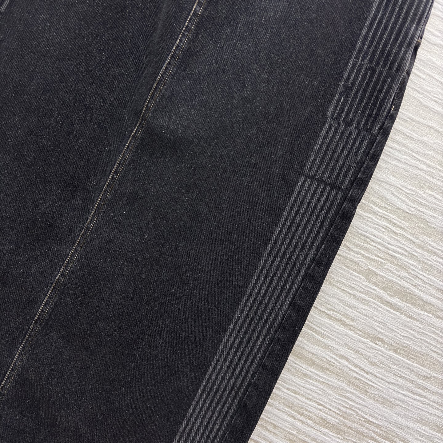 D家 牛仔半身裙 深灰牛仔质感高级 侧边条纹设计别致吸睛 中长版型优雅又百搭 可甜可飒 是打造复古风或休