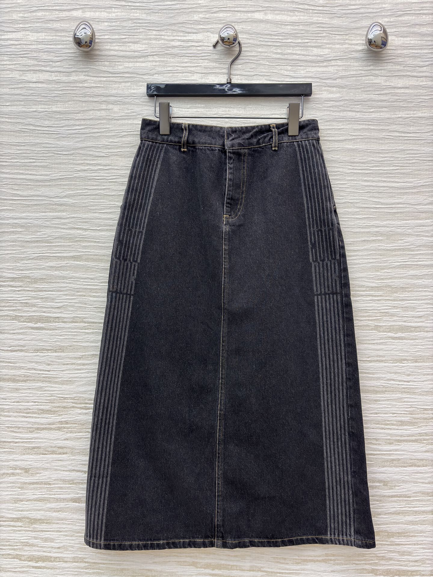 D家 牛仔半身裙 深灰牛仔质感高级 侧边条纹设计别致吸睛 中长版型优雅又百搭 可甜可飒 是打造复古风或休