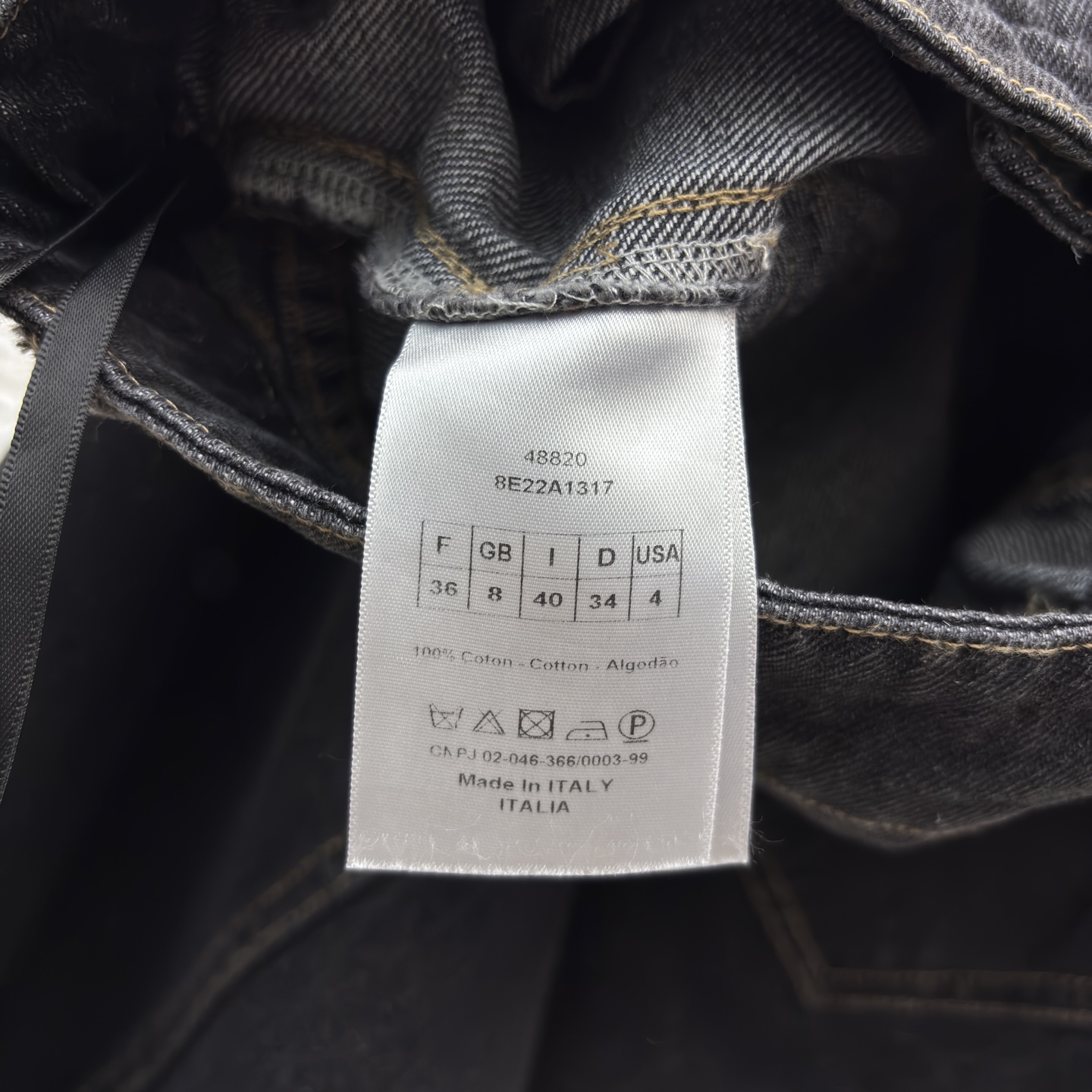 D家 牛仔半身裙 深灰牛仔质感高级 侧边条纹设计别致吸睛 中长版型优雅又百搭 可甜可飒 是打造复古风或休