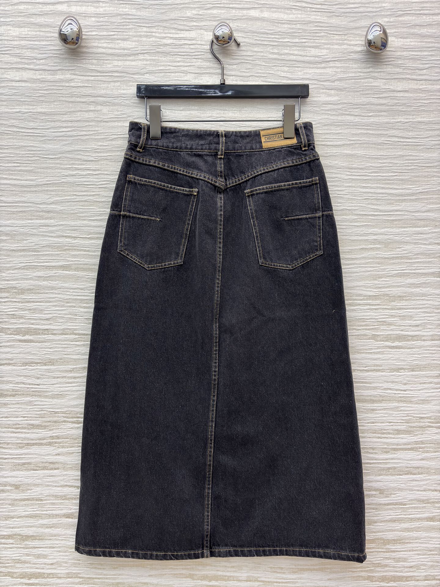 D家 牛仔半身裙 深灰牛仔质感高级 侧边条纹设计别致吸睛 中长版型优雅又百搭 可甜可飒 是打造复古风或休