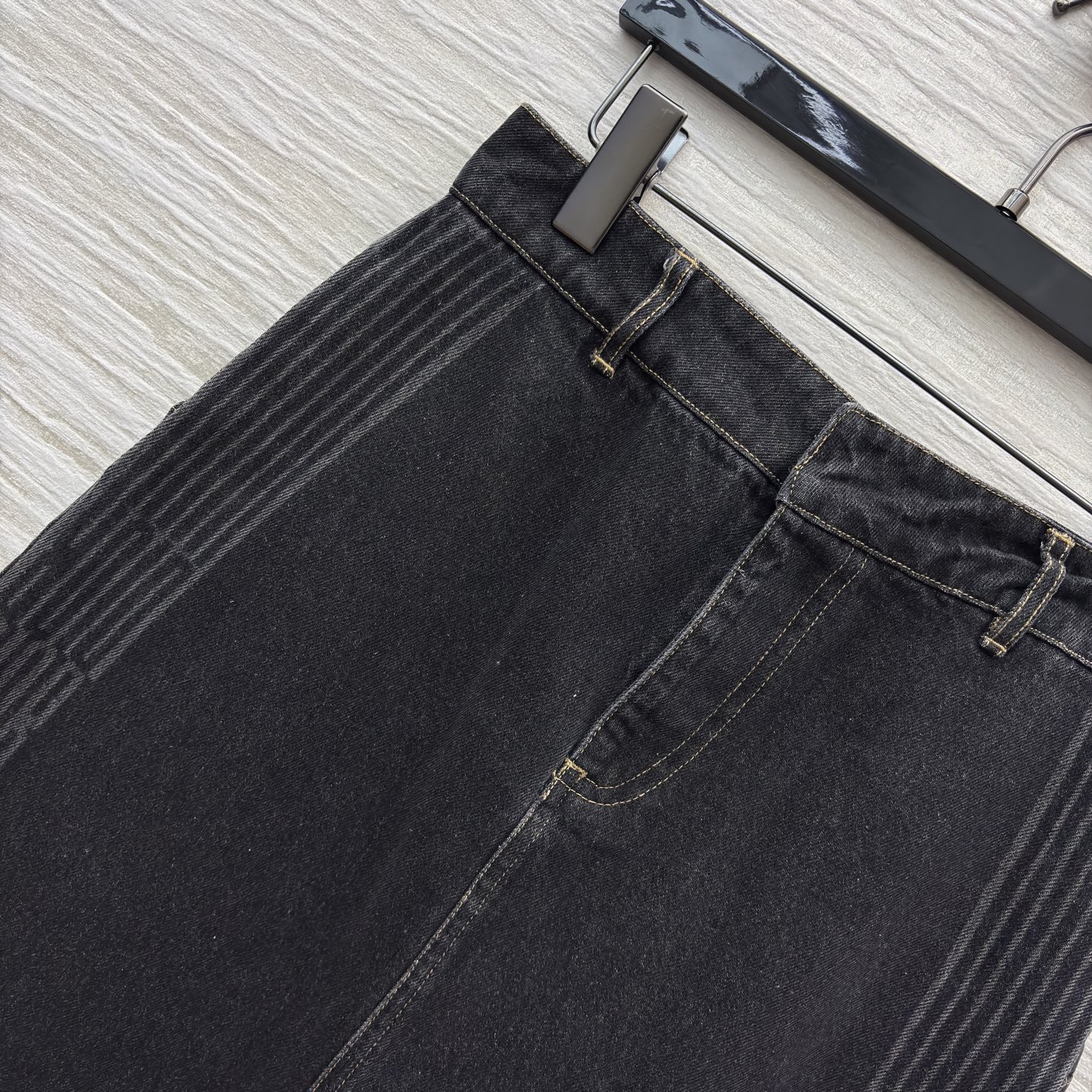 D家 牛仔半身裙 深灰牛仔质感高级 侧边条纹设计别致吸睛 中长版型优雅又百搭 可甜可飒 是打造复古风或休