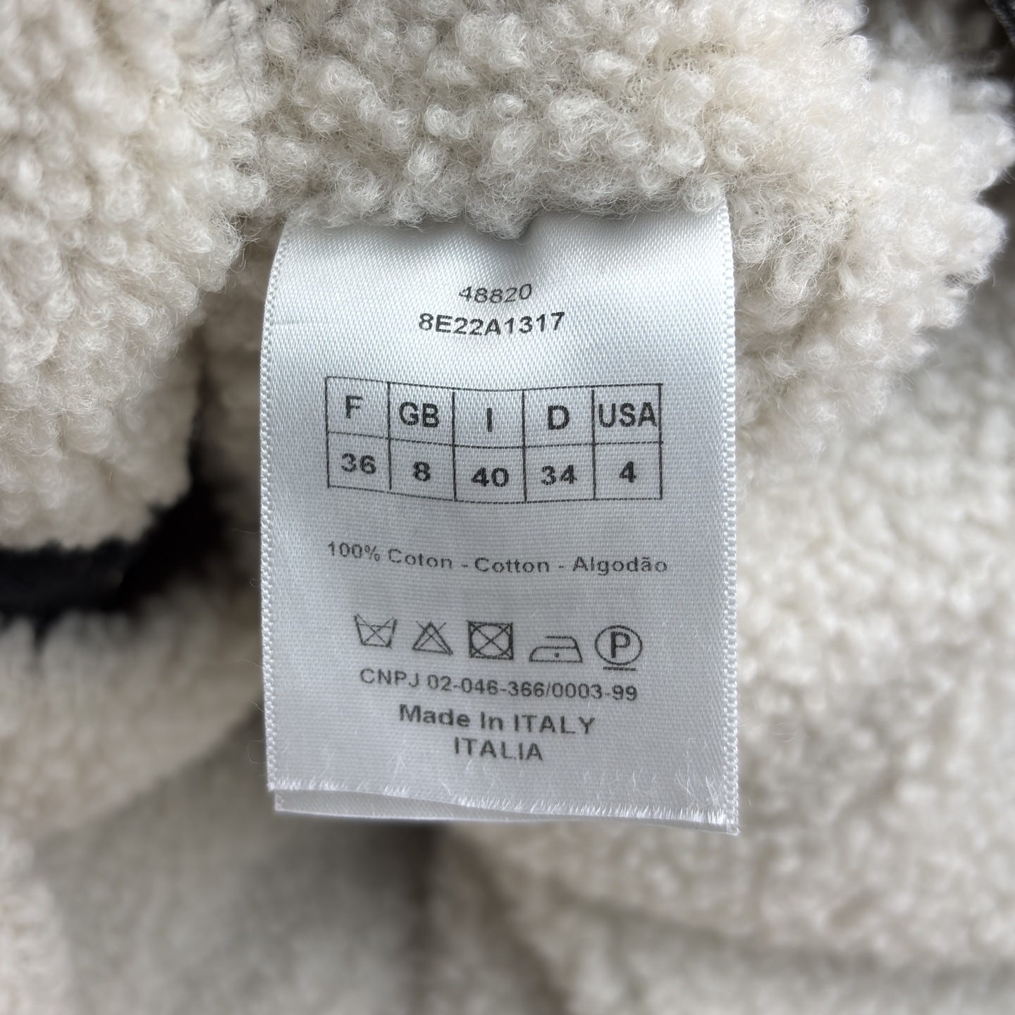 D家 连帽牛仔外套 做旧灰牛仔复古有质感 连帽颗粒绒设计保暖又潮酷 经典工装版型百搭不挑人 秋冬穿搭选它