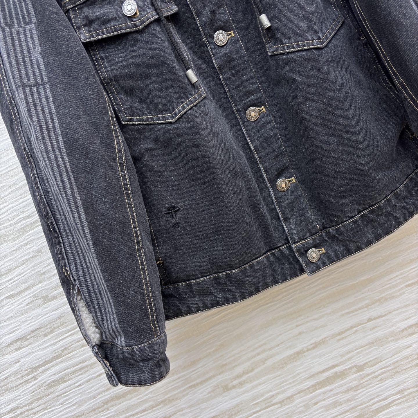 D家 连帽牛仔外套 做旧灰牛仔复古有质感 连帽颗粒绒设计保暖又潮酷 经典工装版型百搭不挑人 秋冬穿搭选它